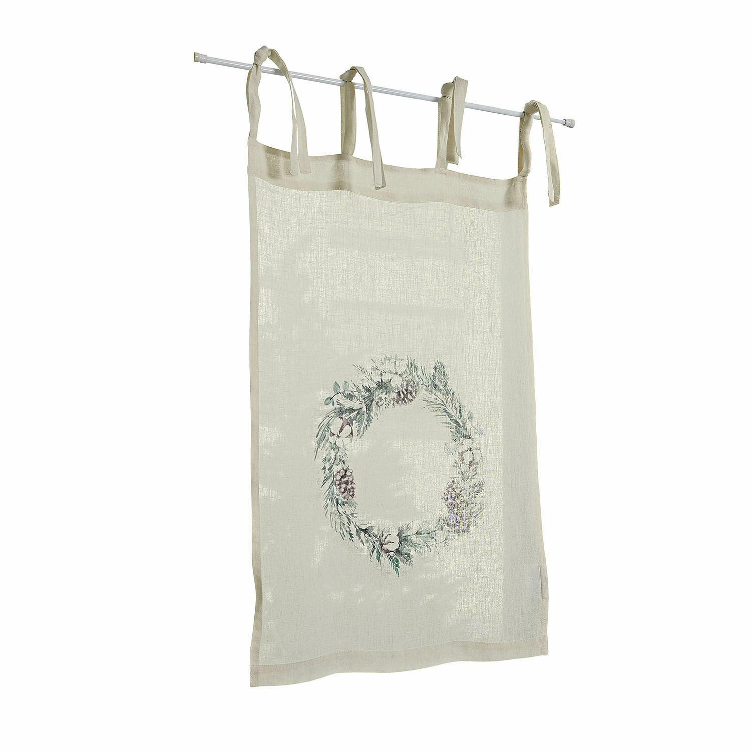 Beige linnen gordijn met decoratieve krans van dennenappels en takken, rustieke stijl