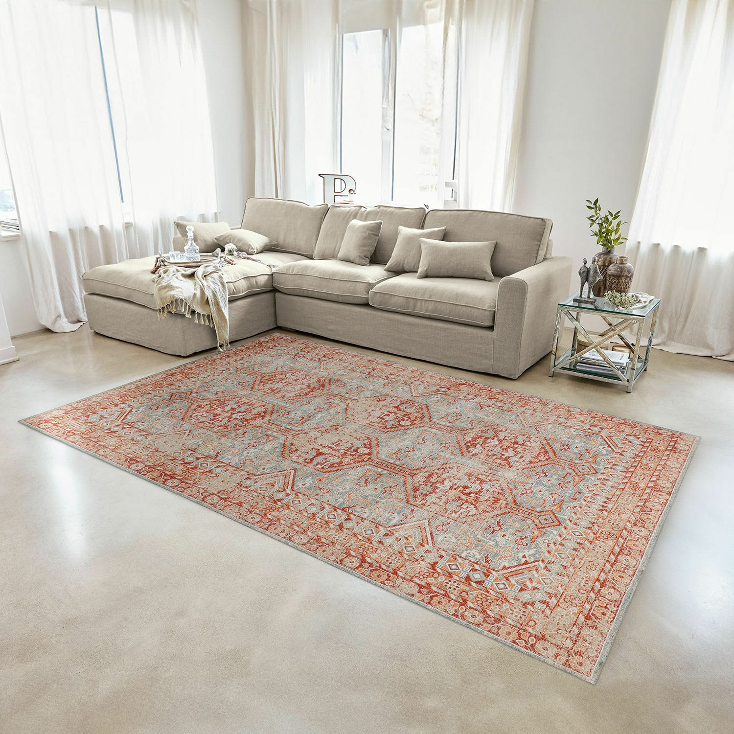 Vloerkleed Incantaro Vloerkleed met rood-grijs patroon in moderne woonkamer met beige bank en glazen tafel