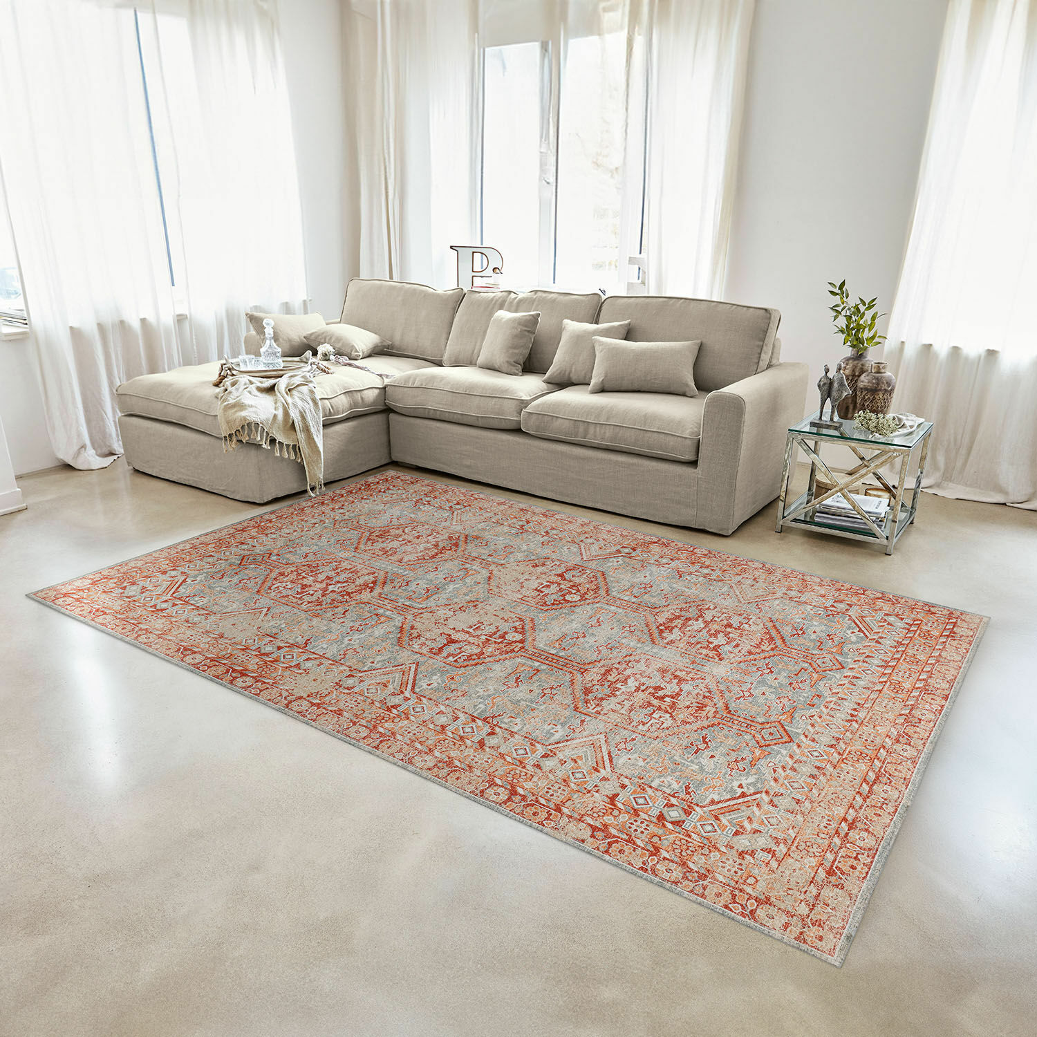 Vloerkleed Incantaro Vloerkleed met rood-grijs patroon in moderne woonkamer met beige bank en glazen tafel