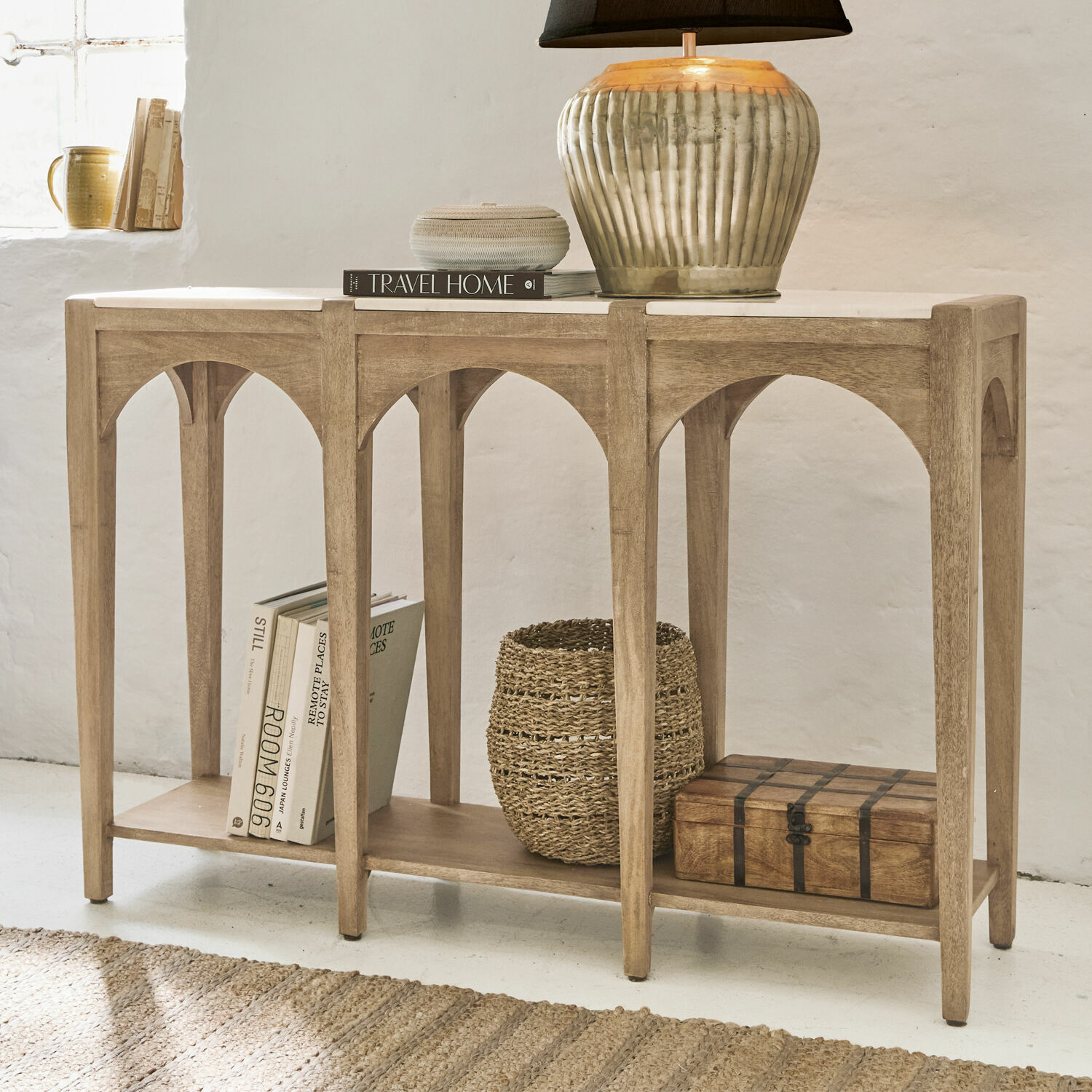 Sidetable Annabelle Sidetable van mangohout in natuurlijke kleur met plank en decoratie voor woonkamer