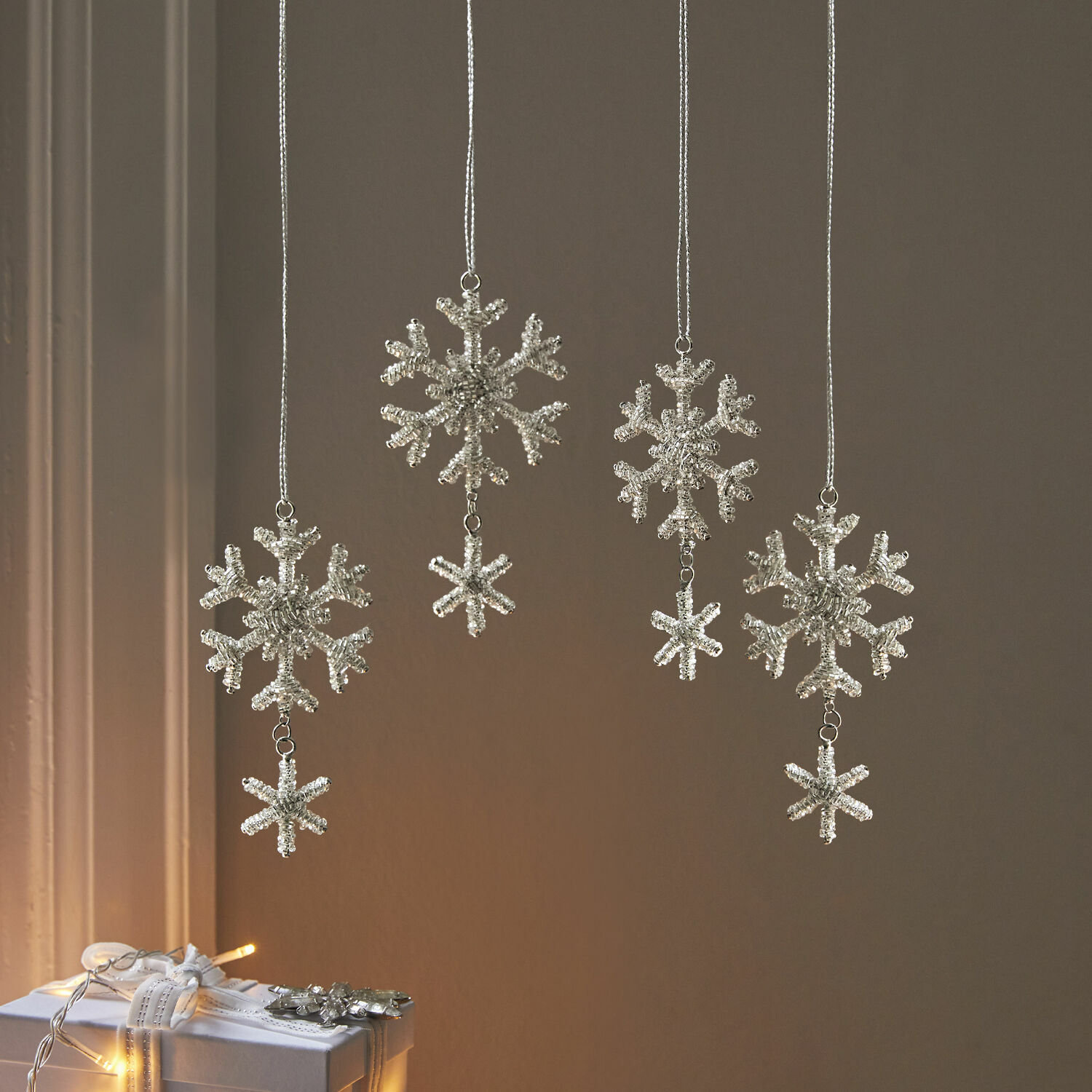 Kerstversiering set van 4 Kiresta Set zilveren kerstversieringen in de vorm van sneeuwvlokken met hangkoordjes