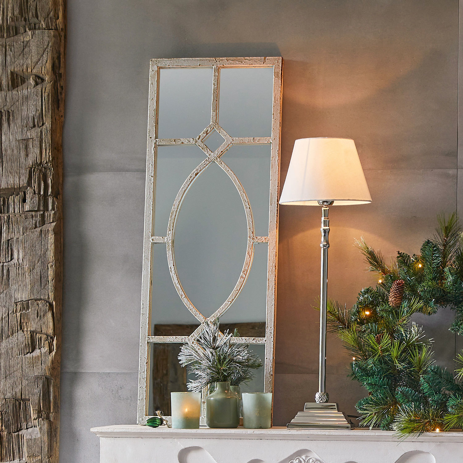 Spiegel Millery Decoratieve spiegel met witte verouderde lijst op schoorsteenmantel met lamp en kerstkrans
