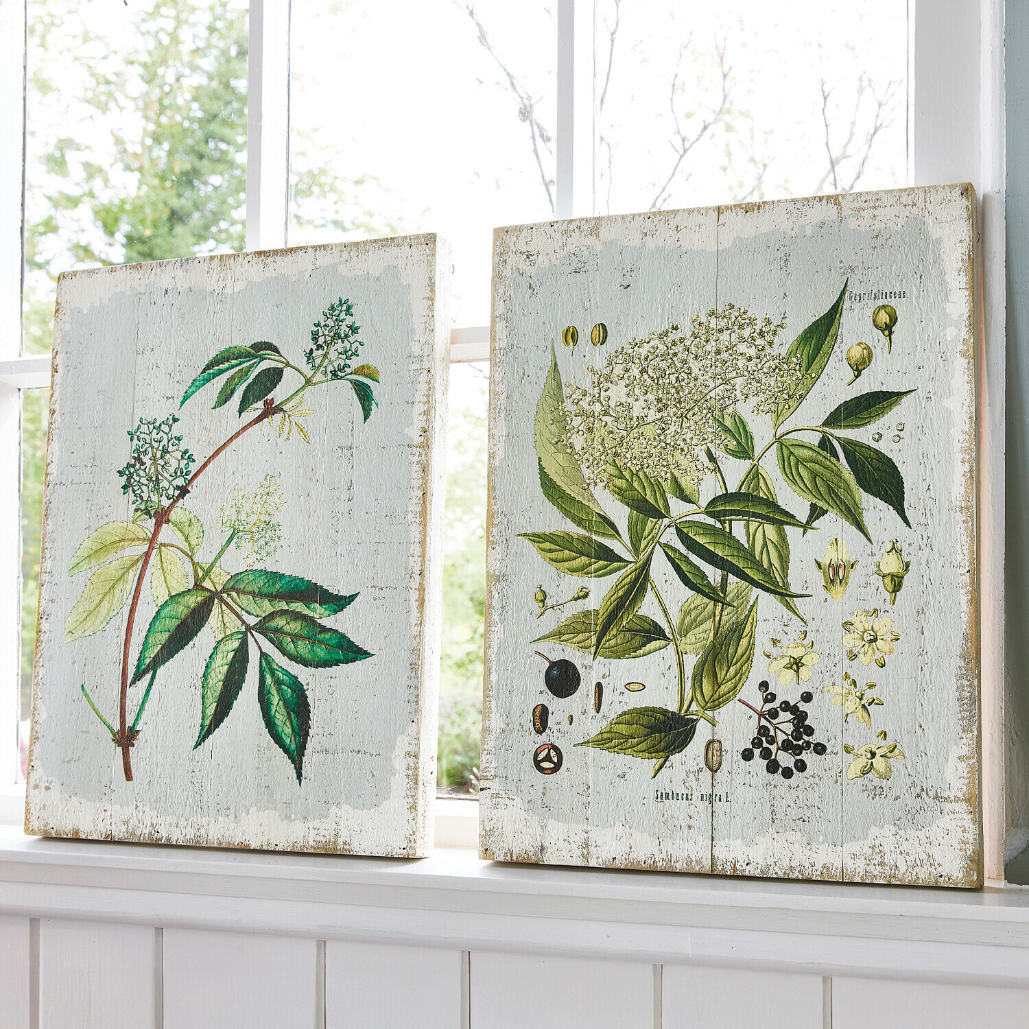 Decoboard set van 2 Loanne Houten panelen met botanische illustraties van groene bladeren en bloemen op lichte achtergrond voor decoratie