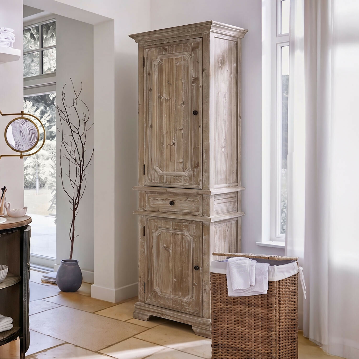 Kast Pembroke Hoge houten kast in natuurlijke kleur met lade en twee deuren in lichte kamer