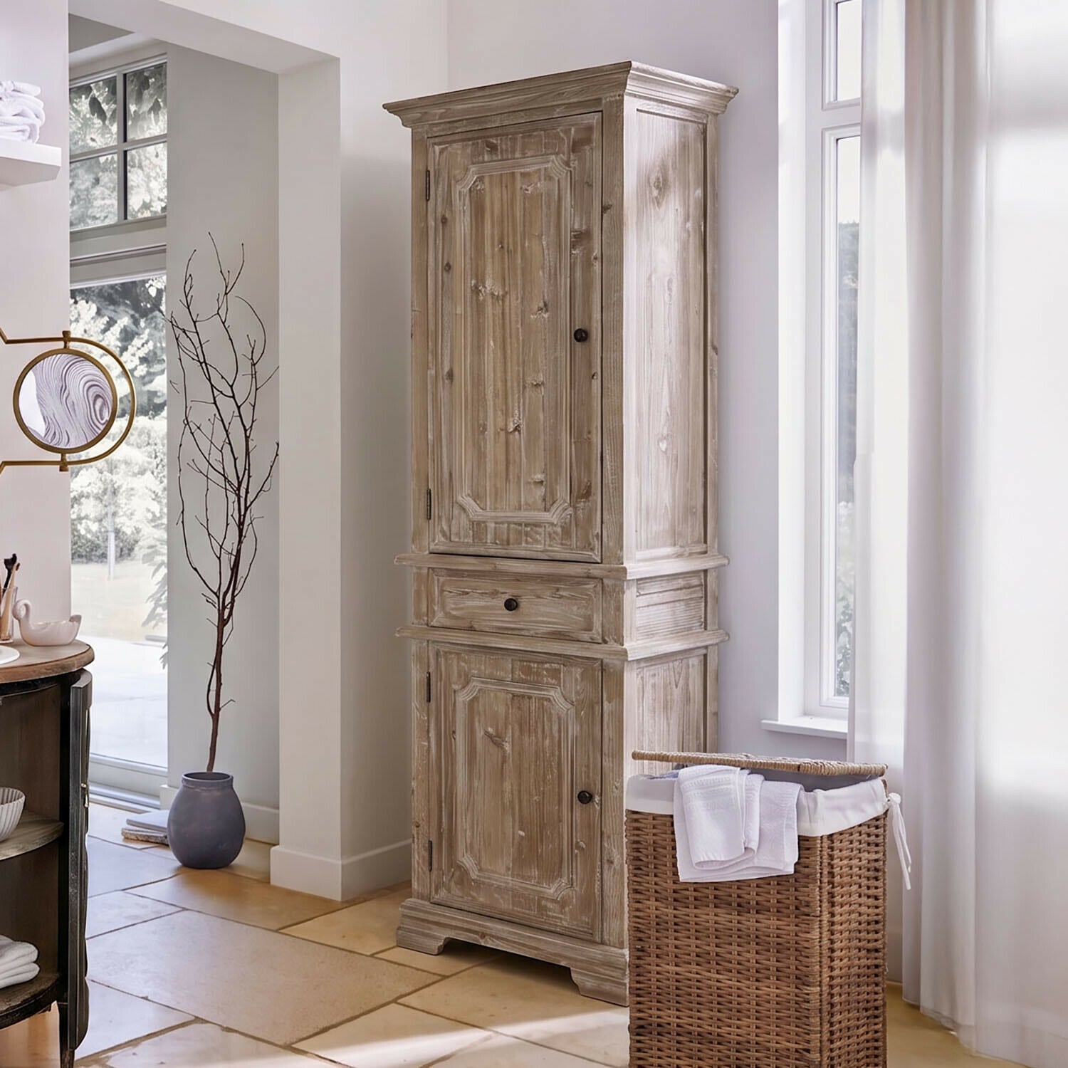 Kast Pembroke Hoge houten kast in natuurlijke kleur met lade en twee deuren in lichte kamer