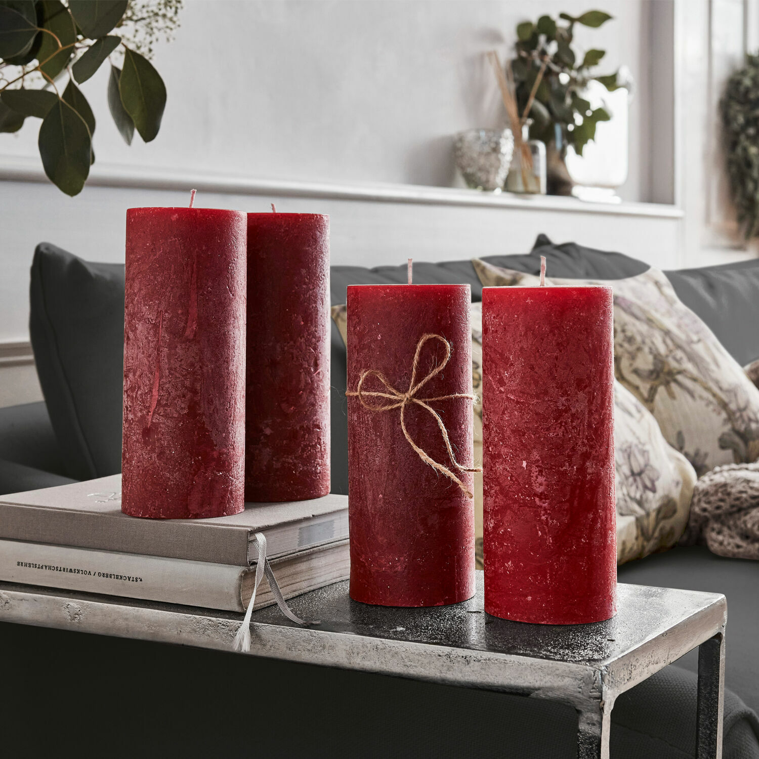 Kaars set van 4 Homel Vier rode waskaarsen als decoratie op metalen tafel in woonkamer met kussens