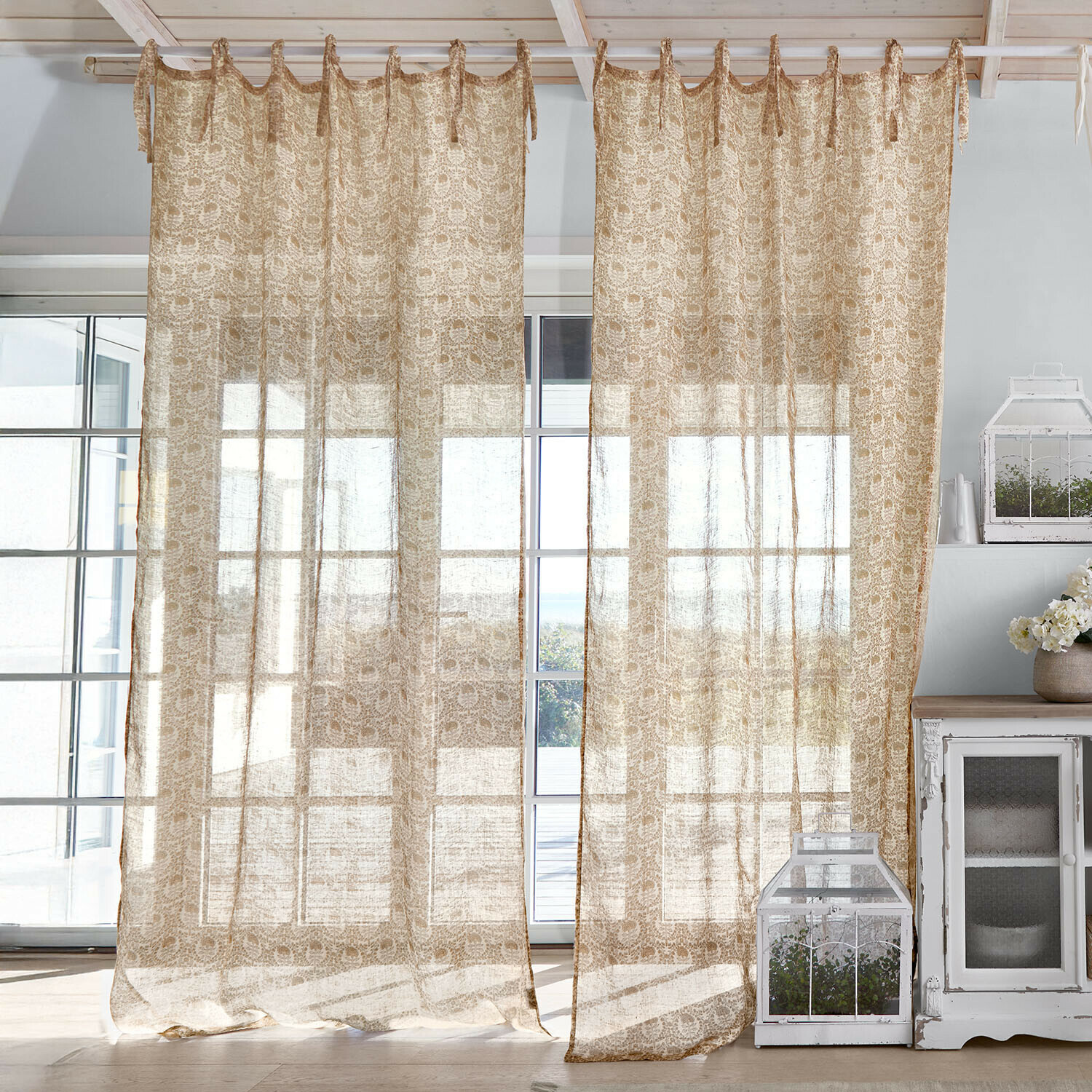 Beige transparante gordijnen met fijn patroon van lichte stof voor raamdecoratie