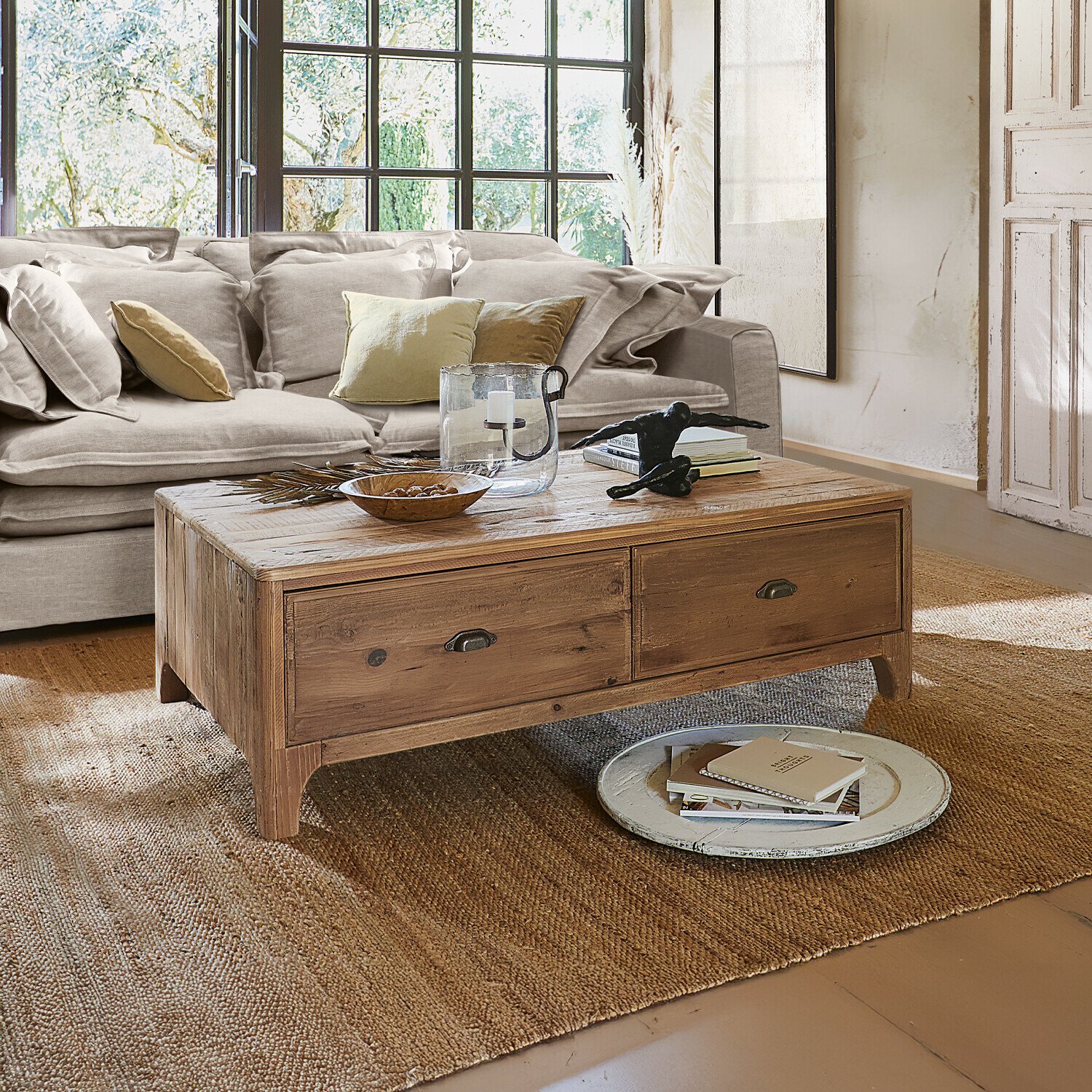 Salontafel Wittfield Salontafel van natuurlijk hout met lades op tapijt in lichte woonkamer met witte bank