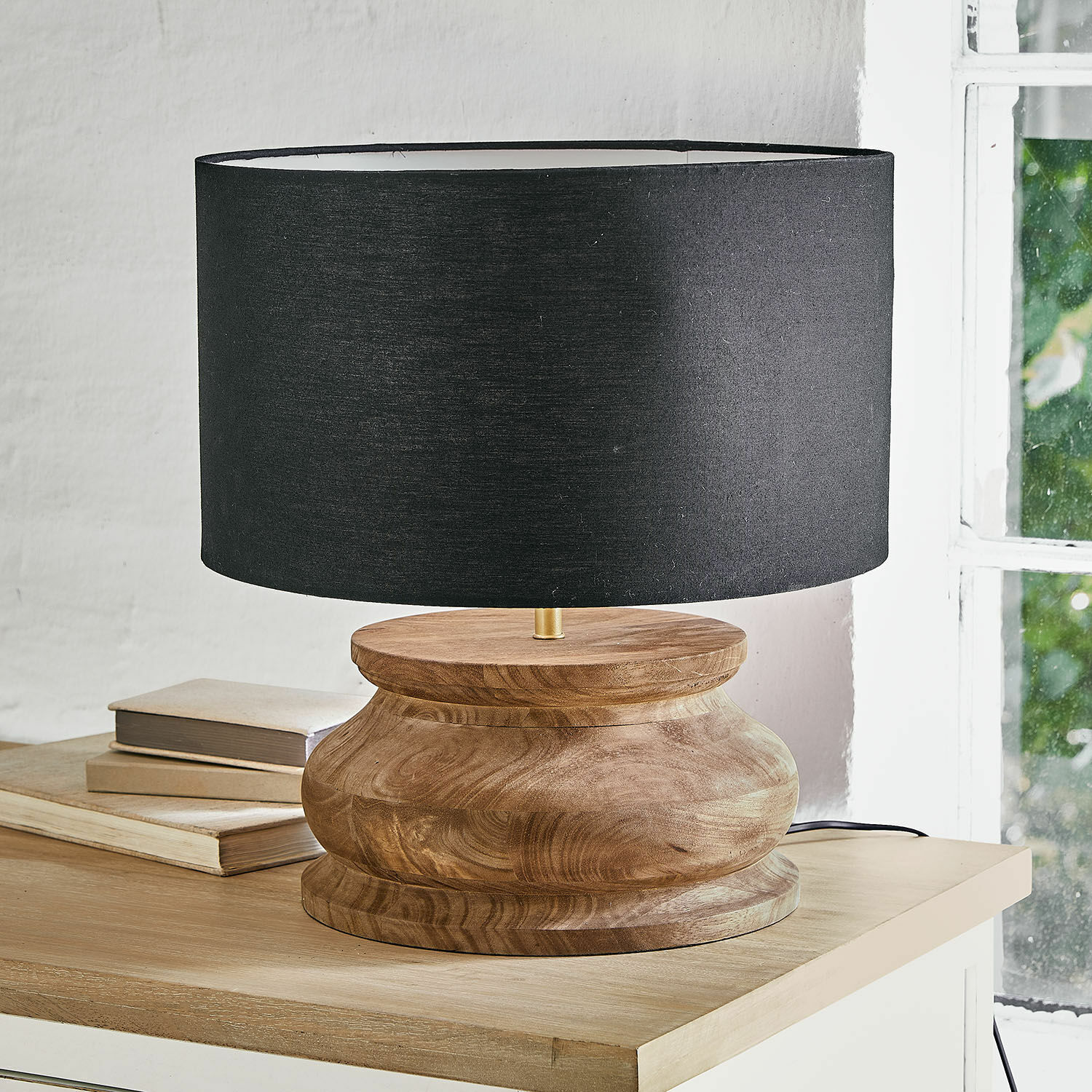 Tafellamp Thérandon Tafellamp met houten voet en zwarte kap, modern design voor woonkamer