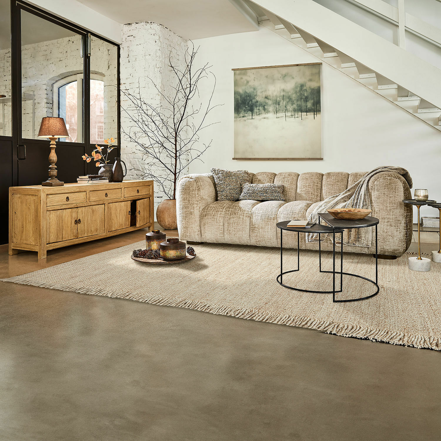 Vloerkleed Levraut Gezellige woonkamer met beige stoffen bank, houten dressoir en metalen salontafels op vloerkleed