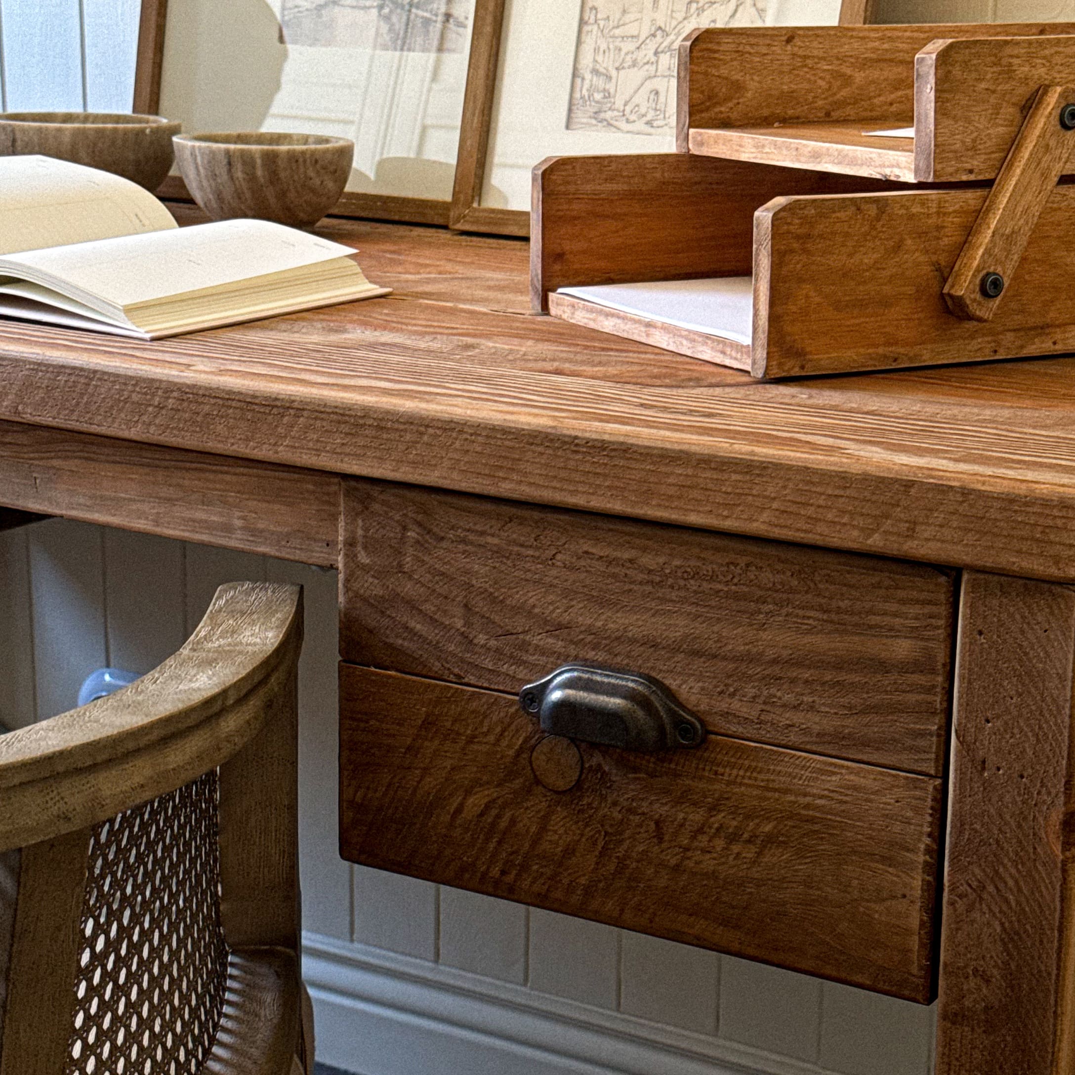 Houten bureau-organizer met twee vakken en een open lade in natuurlijke houtkleur