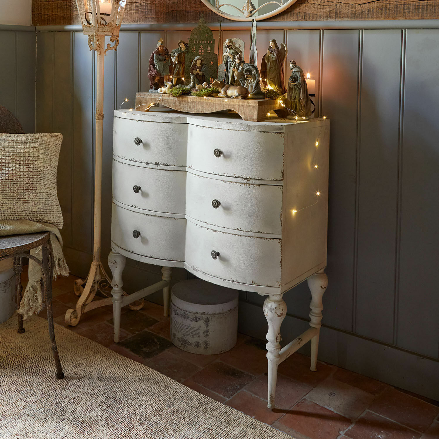 Kastje Douce Vallée Witte metalen vintage ladekast met zes lades, kerstdecoratie en LED-lichtjes