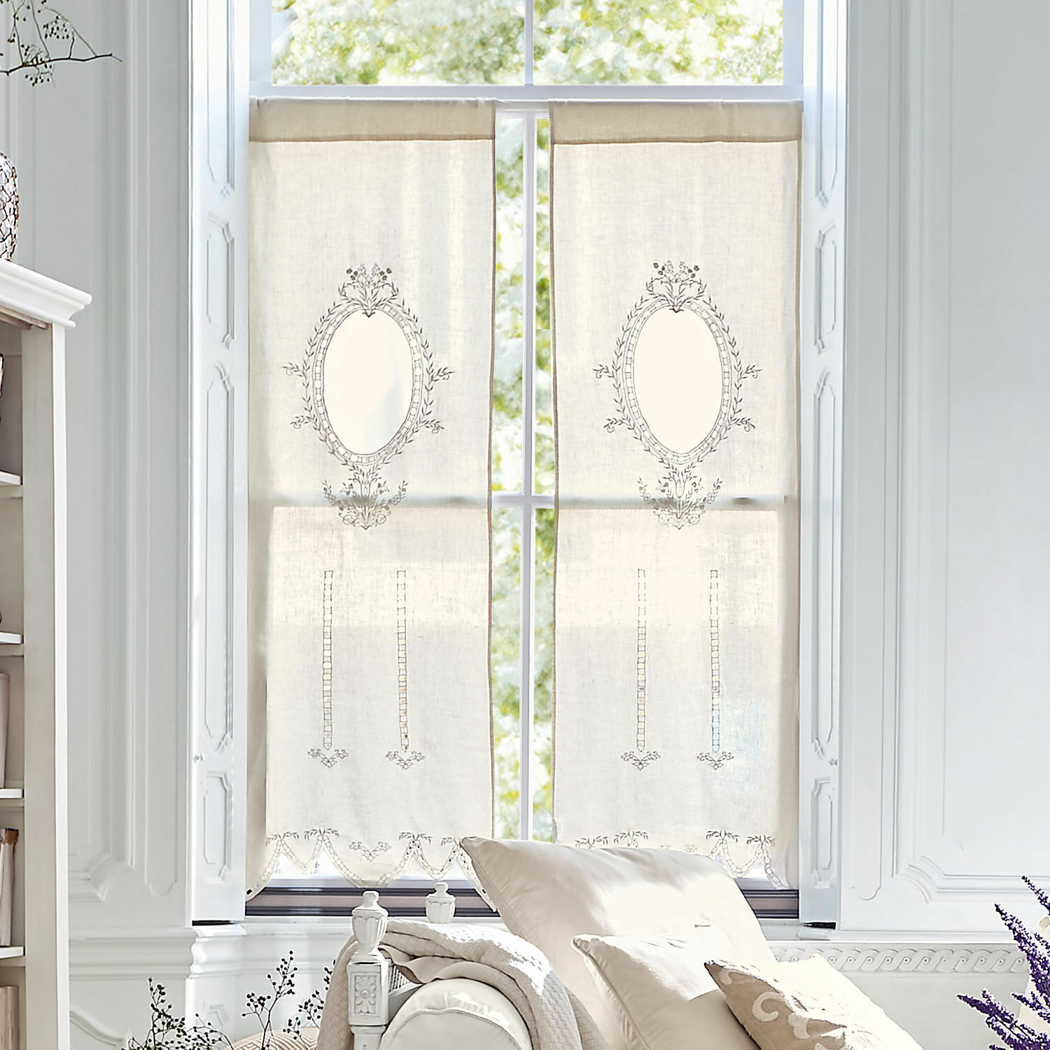 Gordijn Loiret Beige linnen gordijnen met fijne borduurwerk en decoratief patroon voor woonkamer, raamdecoratie