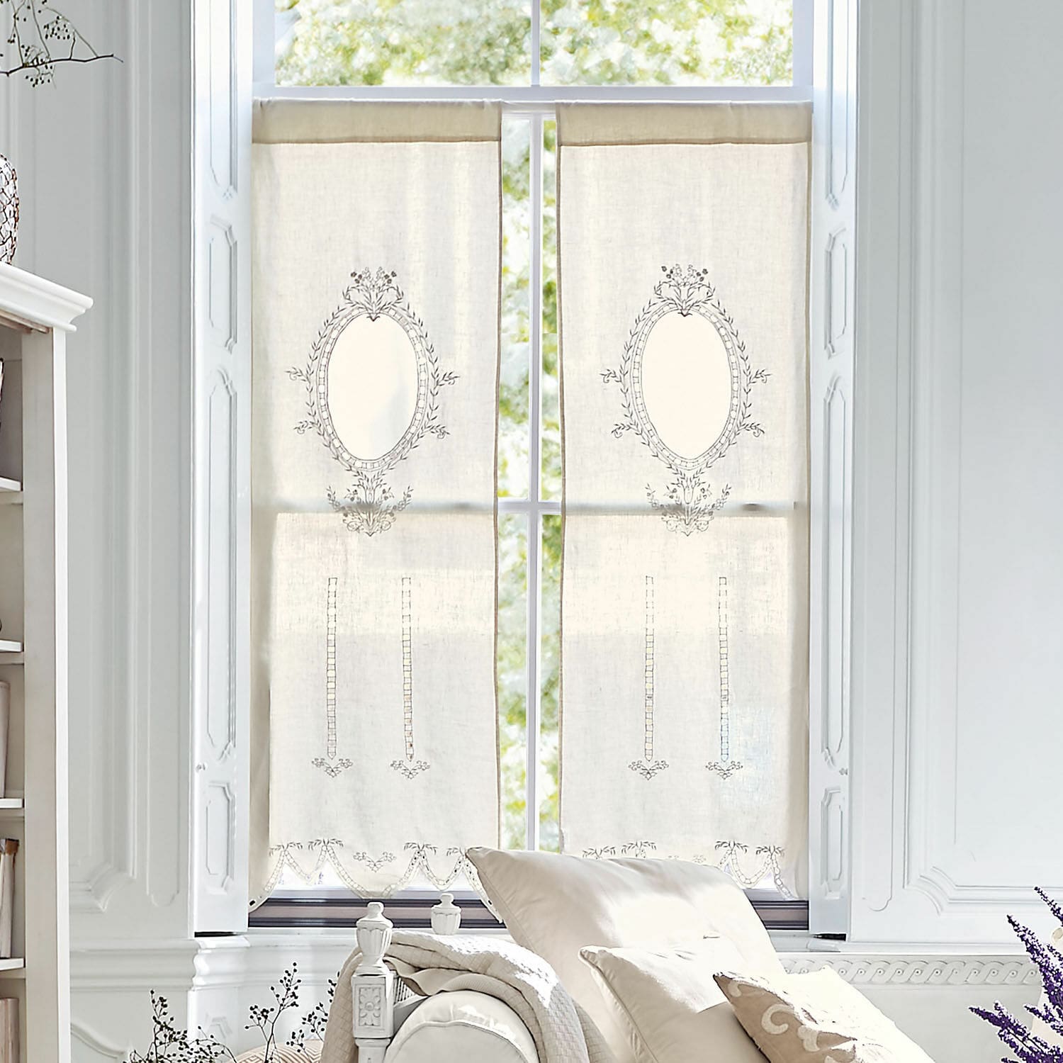 Gordijn Loiret Beige linnen gordijnen met fijne borduurwerk en decoratief patroon voor woonkamer, raamdecoratie