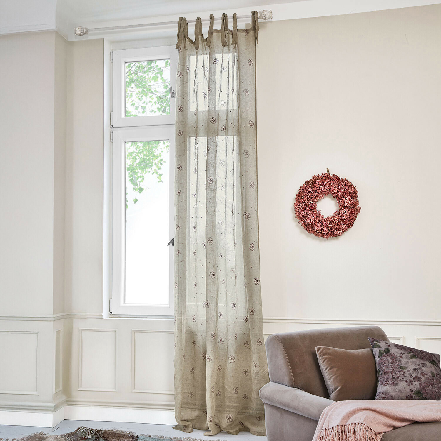 Gordijn Amélorie Transparante beige linnen gordijn met bloemenpatroon voor raamdecoratie in woonkamer