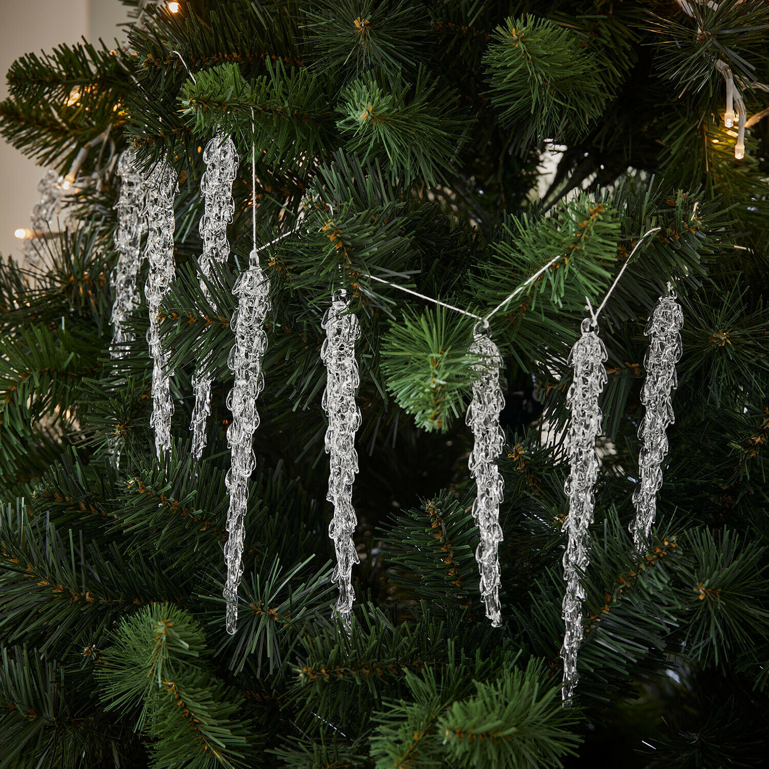Guirlande Zalitha Guirlande van transparante acryl ijspegels aan groene kerstboom, feestelijke decoratie