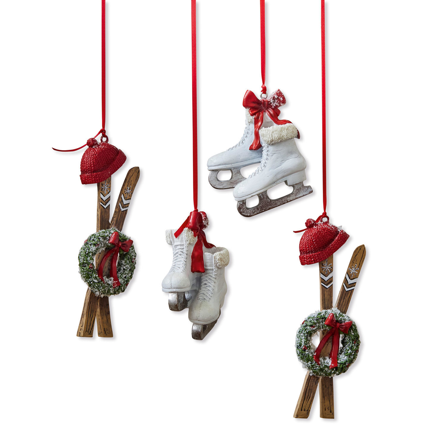 Hanger set van 4 Papeta Set kerstversieringen met witte schaatsen, houten ski's, groene krans en rode linten
