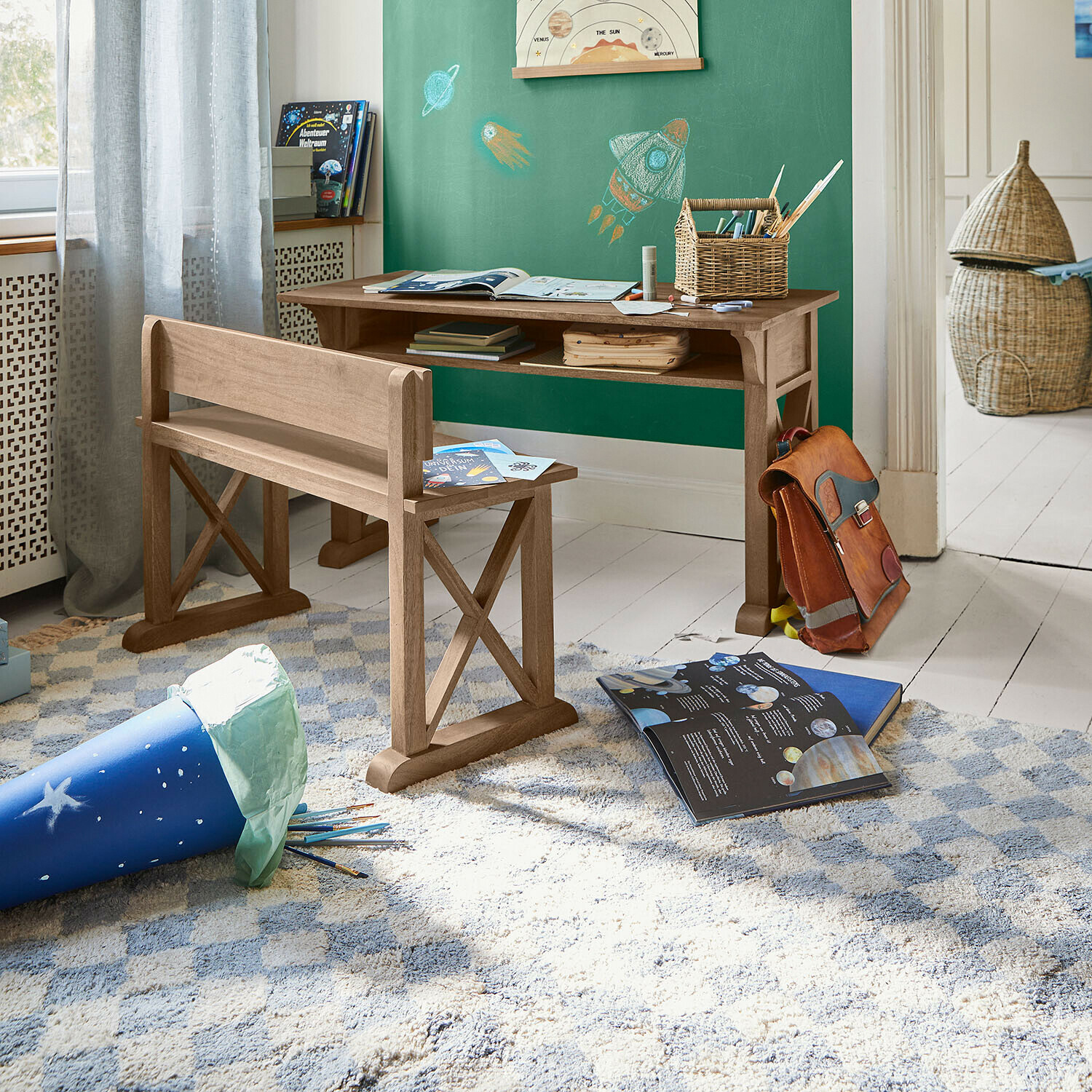 Vloerkleed Wayburn Houten bureau en bankje in kinderkamer met groen schoolbord en boeken over ruimtevaart