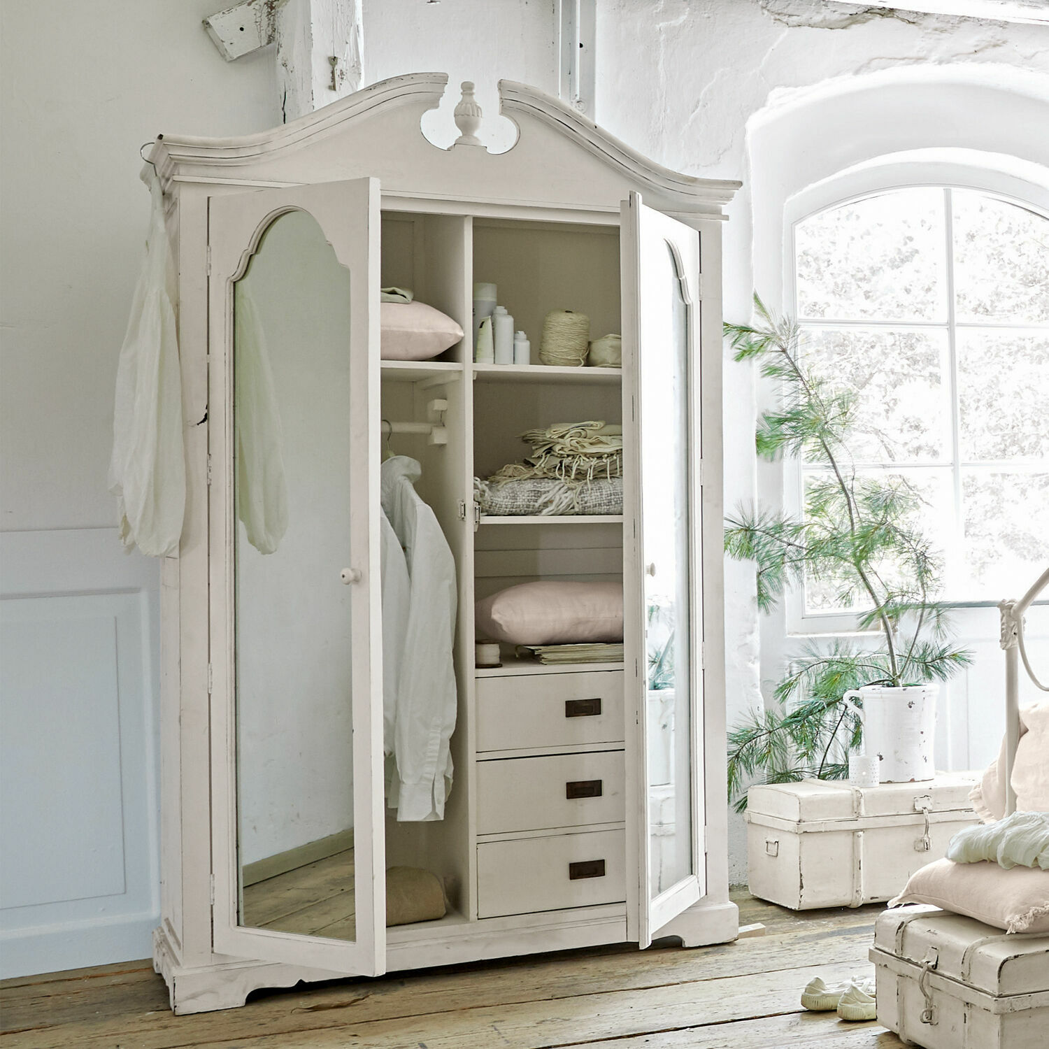 Kast Somerset Witte houten kast met spiegel en drie lades in lichte, rustieke kamer