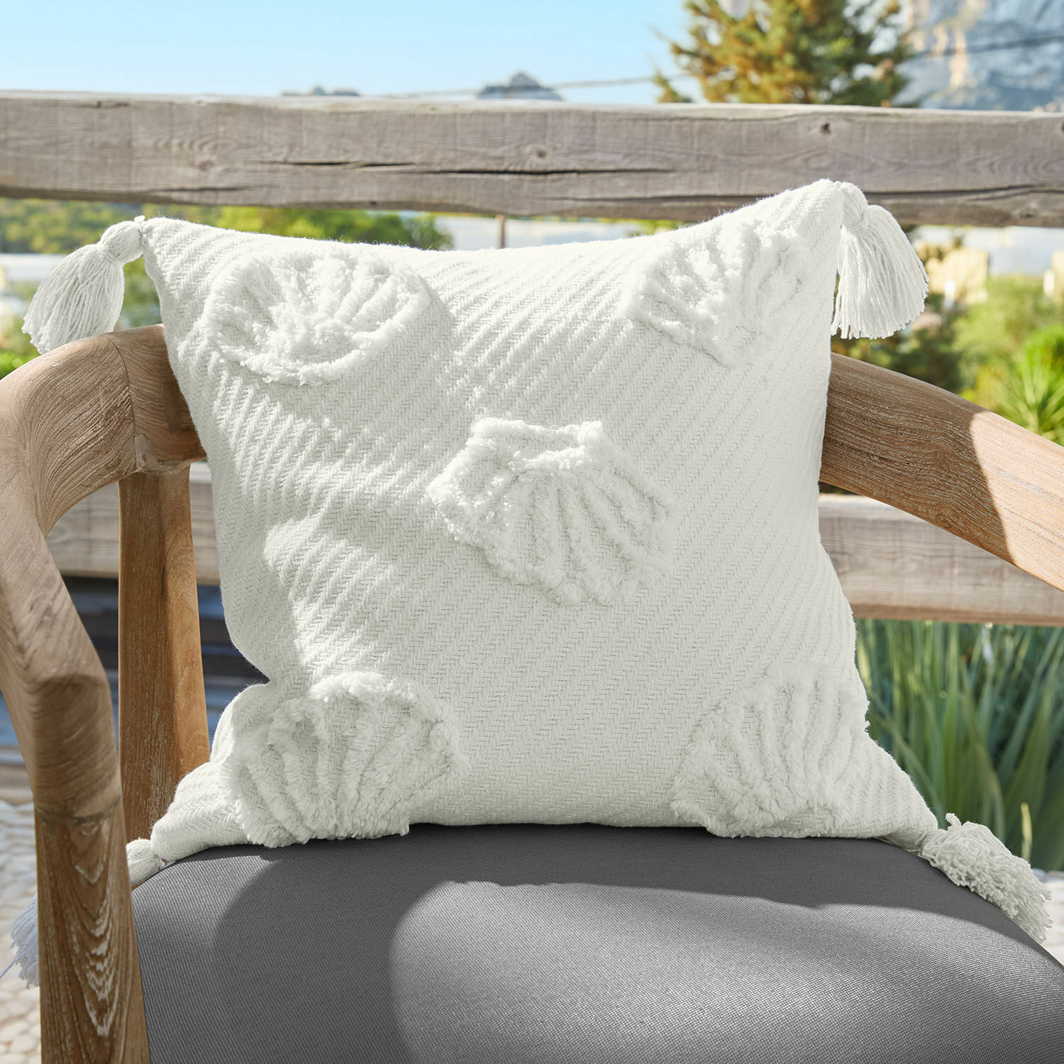 Kussenhoes Saroufa Witte decoratieve katoenen kussen met schelpmotieven en kwastjes op de hoeken
