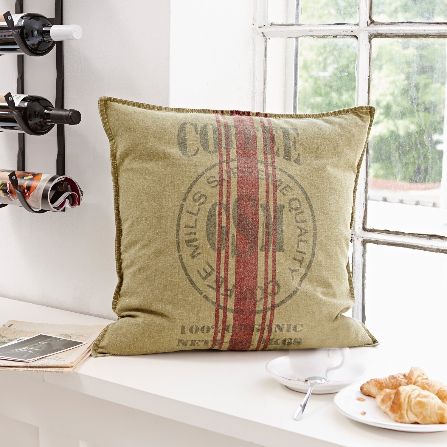 Beige katoenen sierkussen met rode streep en koffieprint, vintage stijl voor woondecoratie