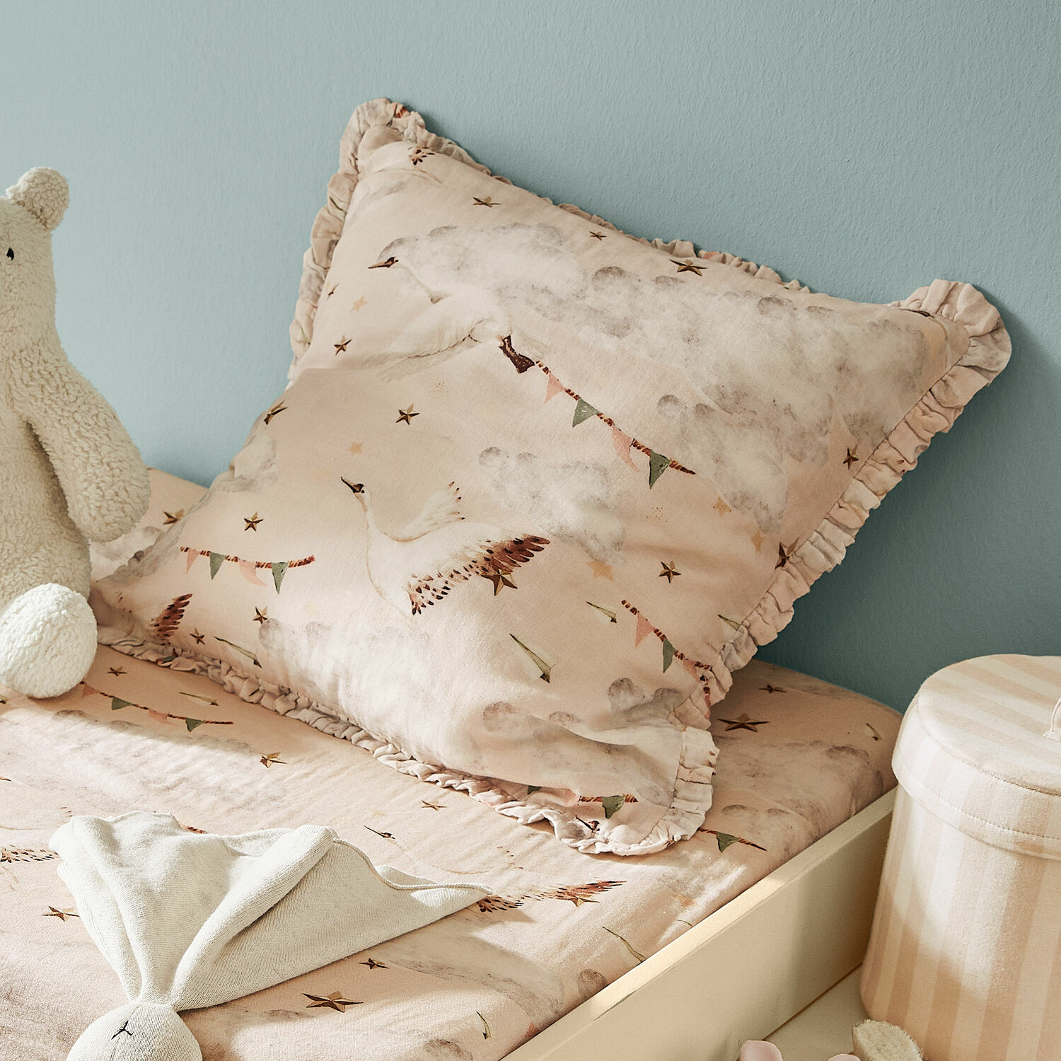 Kussenhoes Bellise Beige katoenen kussenhoes met vogelmotief en ruches, zachte kinderkamer beddengoed