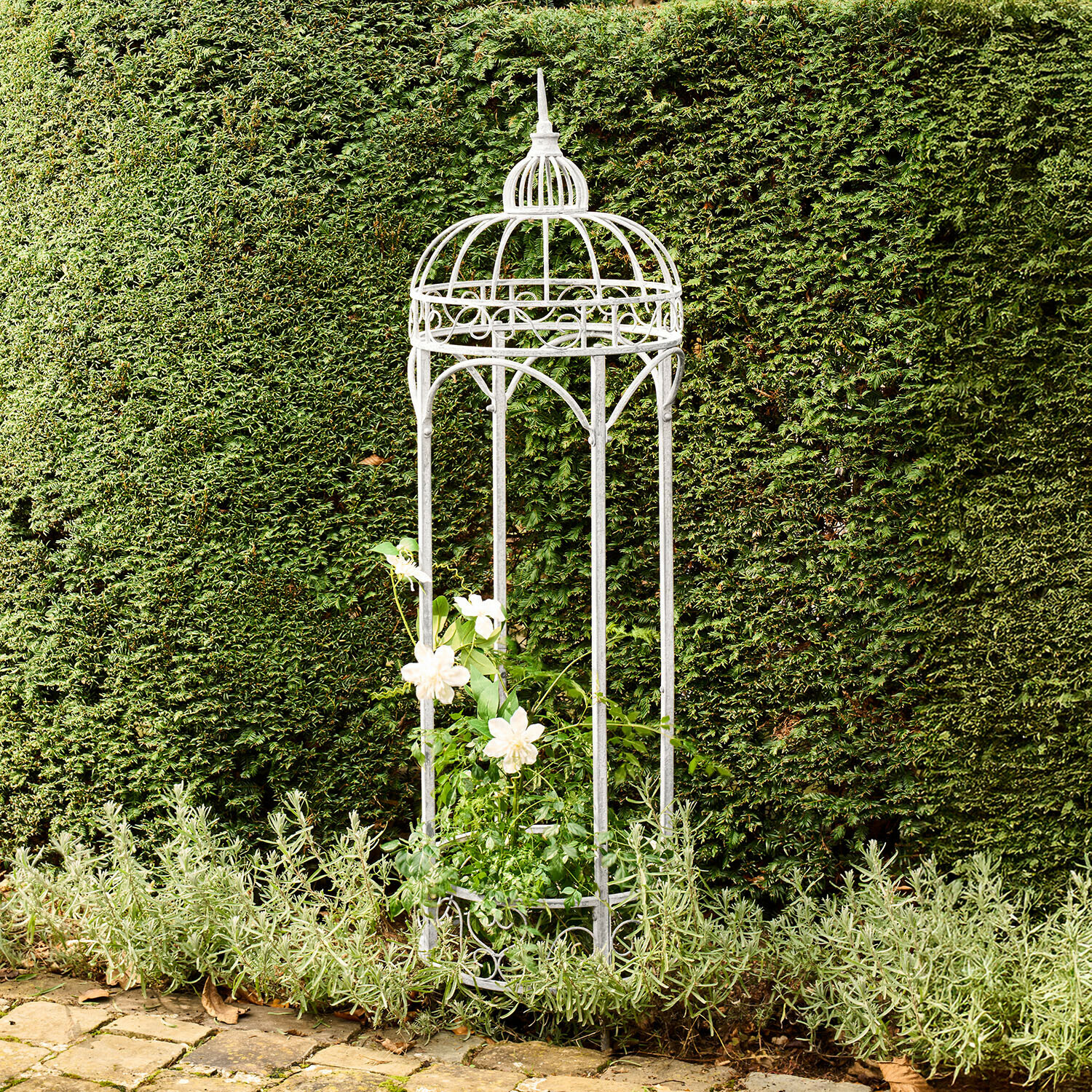 Klimplantenrek Eilinna Witte metalen tuinprieel met decoratief patroon, die klimplanten ondersteunt voor een groene haag