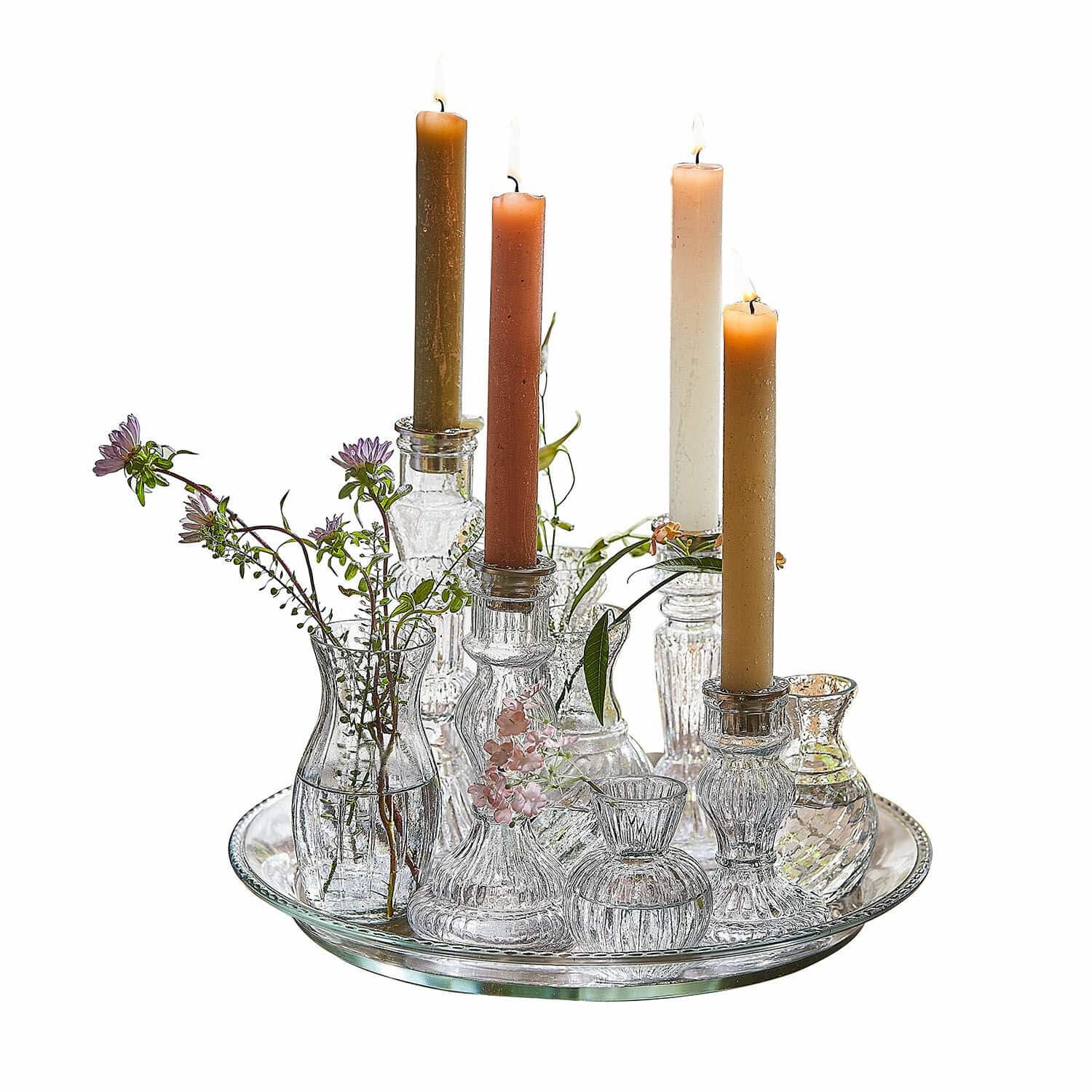 Dienblad met kaarsenhouders en vazen Hilevor Glazen set met kandelaars en vazen op dienblad met gekleurde kaarsen en decoratieve bloemen