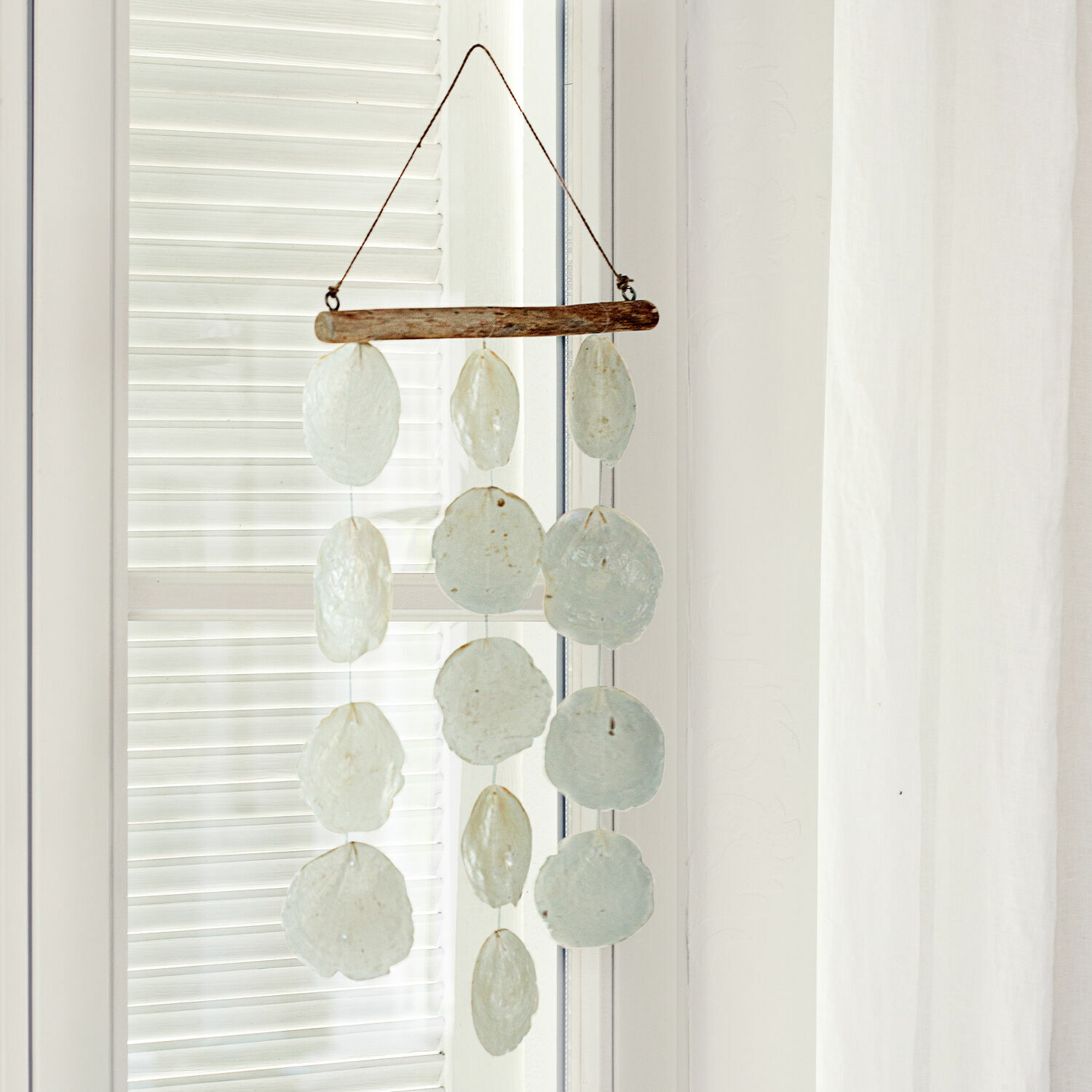 Windorgel Romero Decoratieve hangende windgong van doorzichtige schelpen en natuurlijk hout, lichte kleur
