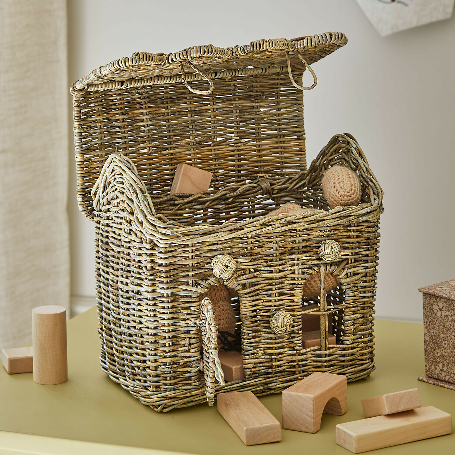 Huisvormig mandje Fintello Open rieten mand in huisvorm met houten blokken en speelgoed in natuurlijke kleuren