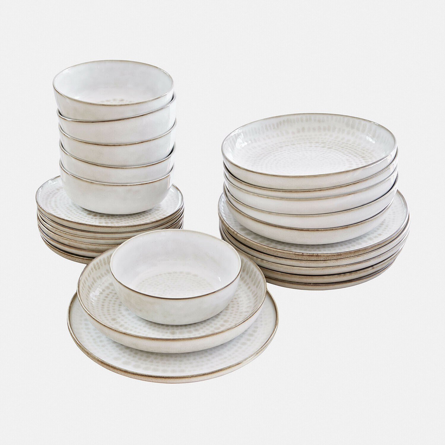 Set wit keramisch servies met subtiel patroon en bruine rand, borden en kommen gestapeld