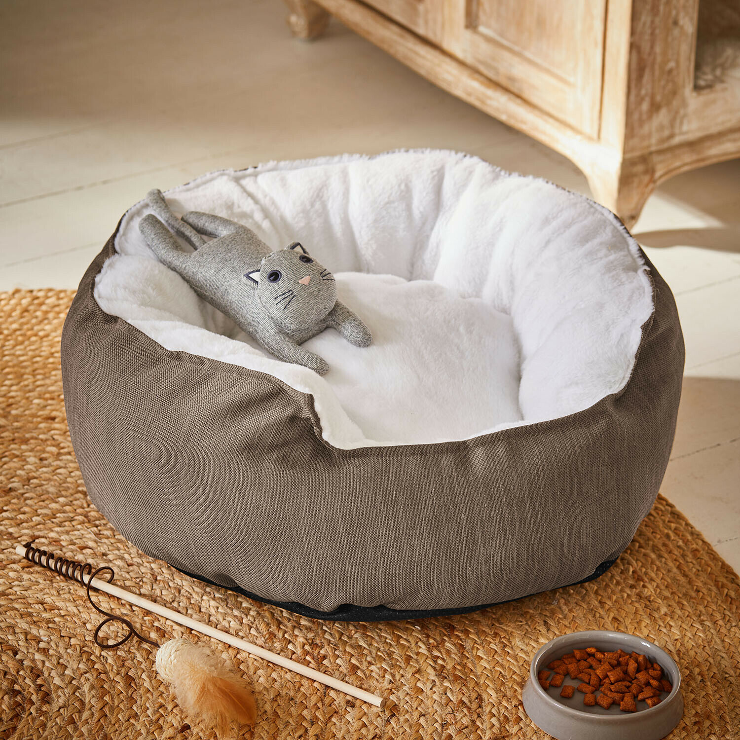 Huisdierenmand Camérelle Bruin kattenmandje met wit zacht binnenwerk en grijs kattenknuffeltje erop liggend