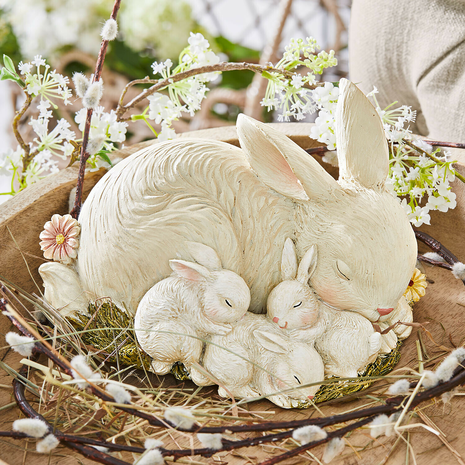Harsfiguur van een slapend wit konijnenfamilie met drie jongen, lenteversiering