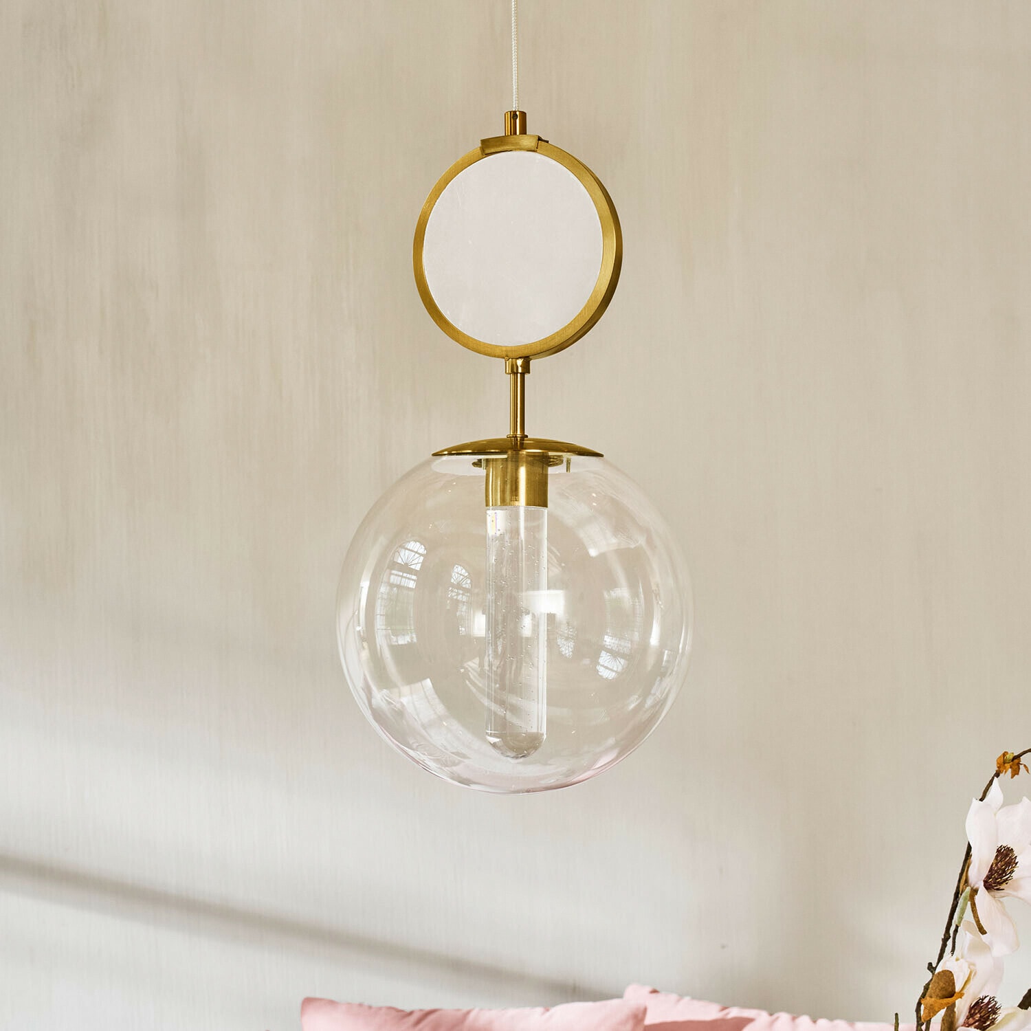 Ledhanglamp Corvane Gouden hanglamp met doorzichtige glazen bol en decoratief rond element tegen lichte muur