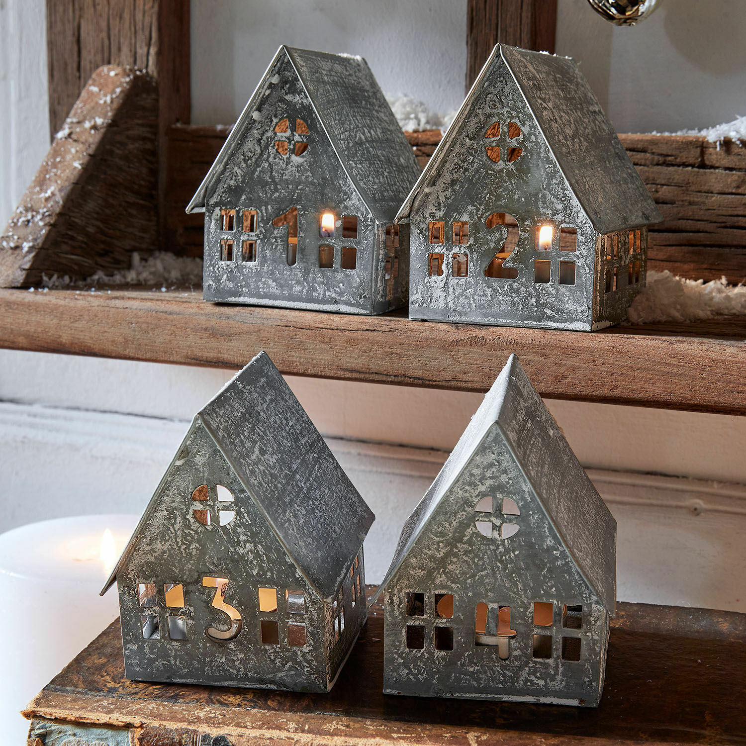 Windlichtje set van 4 Ivolere Grijze metalen huisjes met nummers 1 tot 4 en LED-verlichting, sfeervolle kerstdecoratie