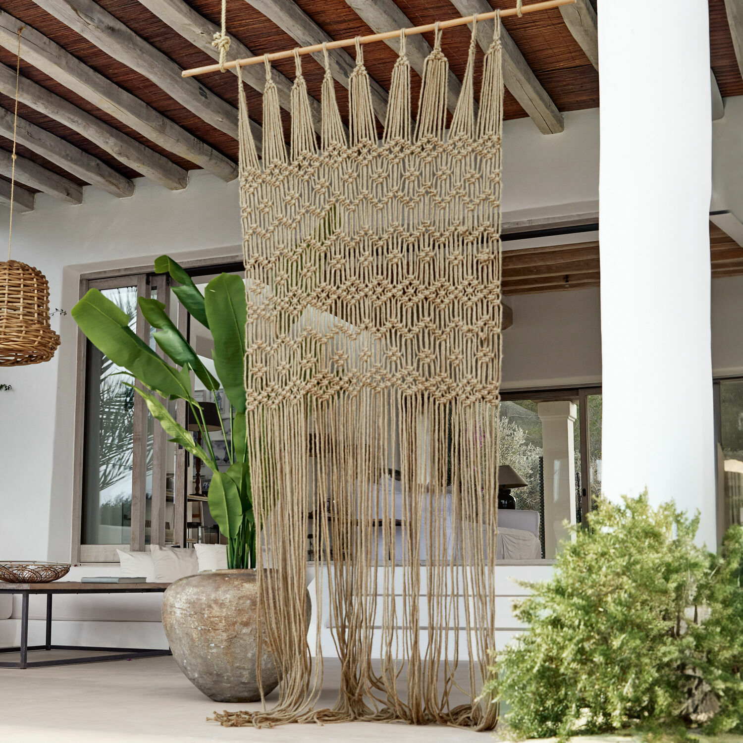 Gordijn Vuarrens Decoratief macramé gordijn van natuurlijke beige touw voor boho en eco interieurs