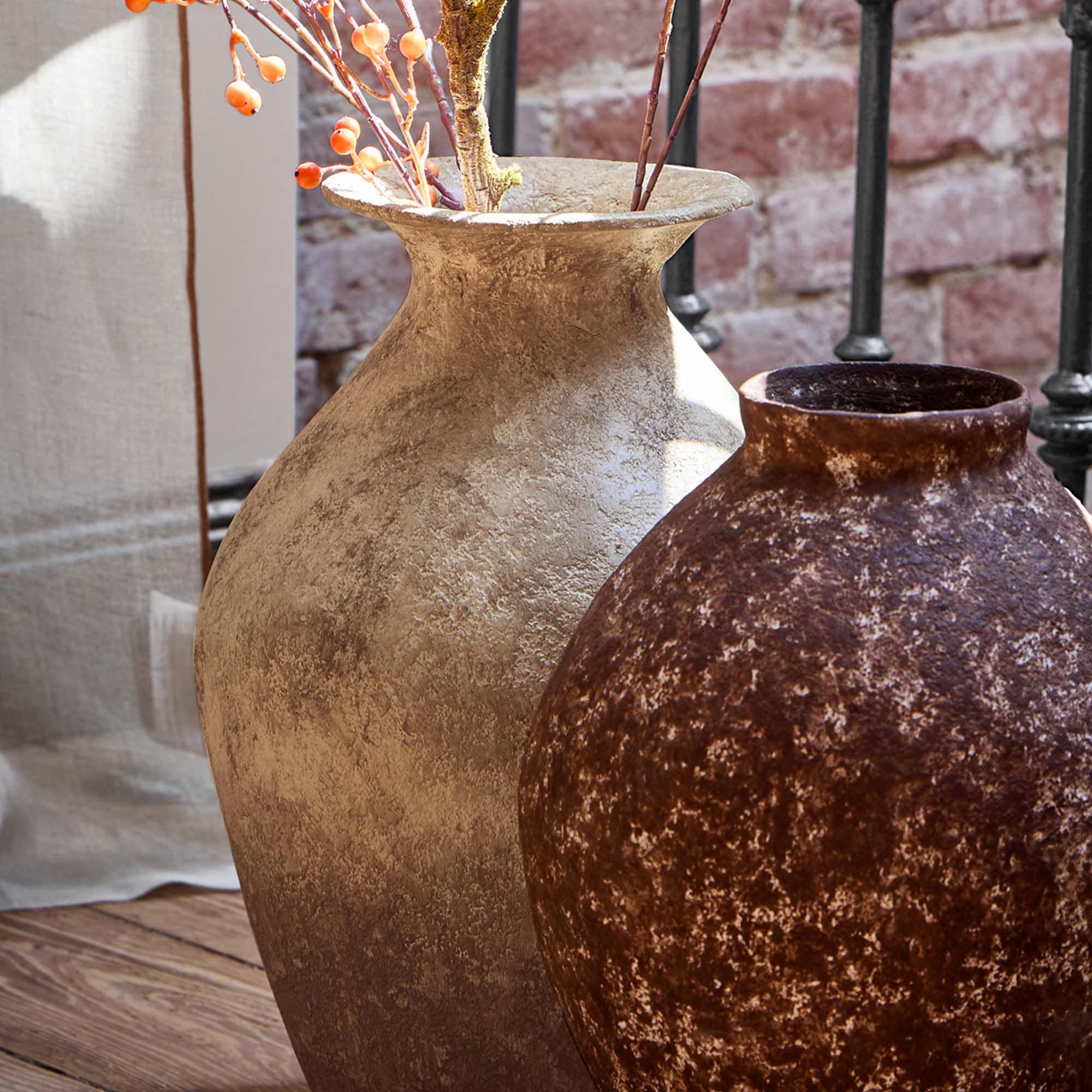 Decoratieve keramische vazen in beige en bruin op een rustieke houten tafel