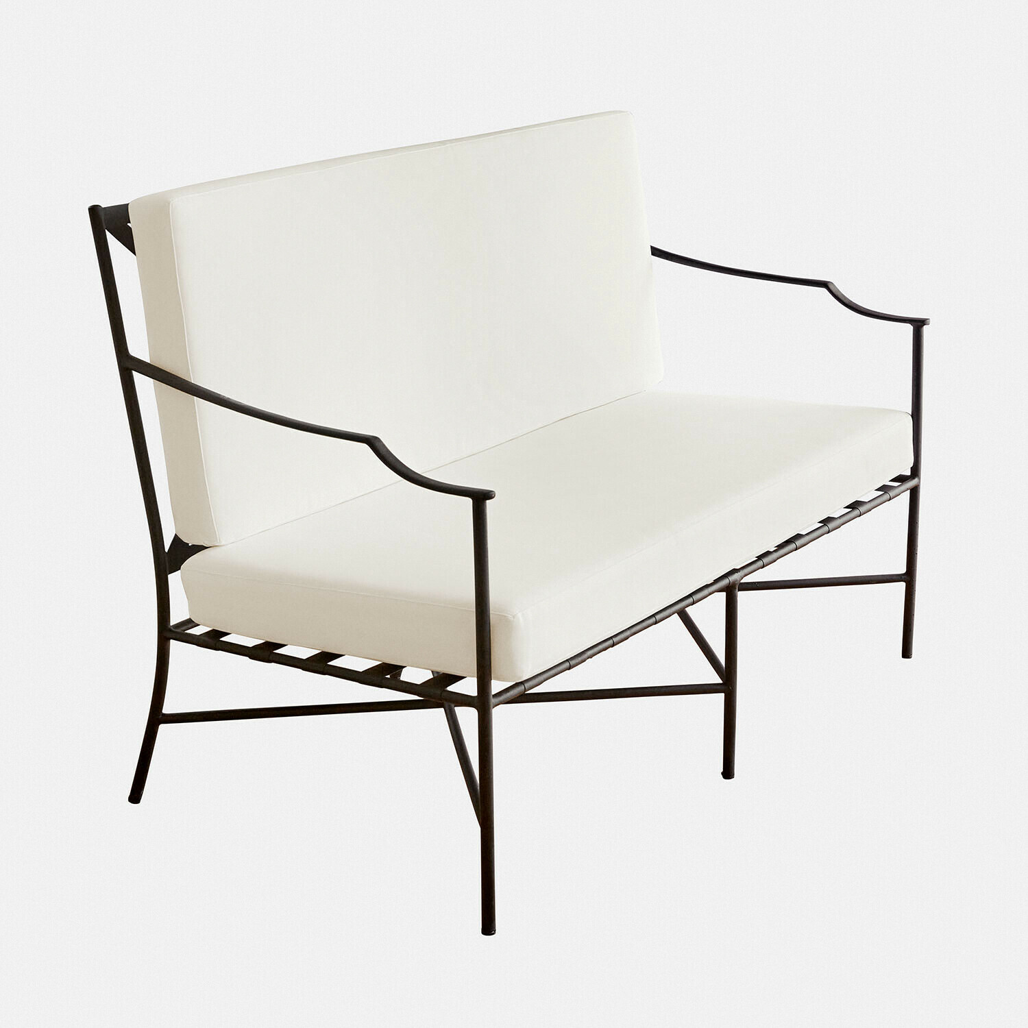 Moderne bank met zwart metalen frame en witte kussens, minimalistisch ontwerp voor woonkamer