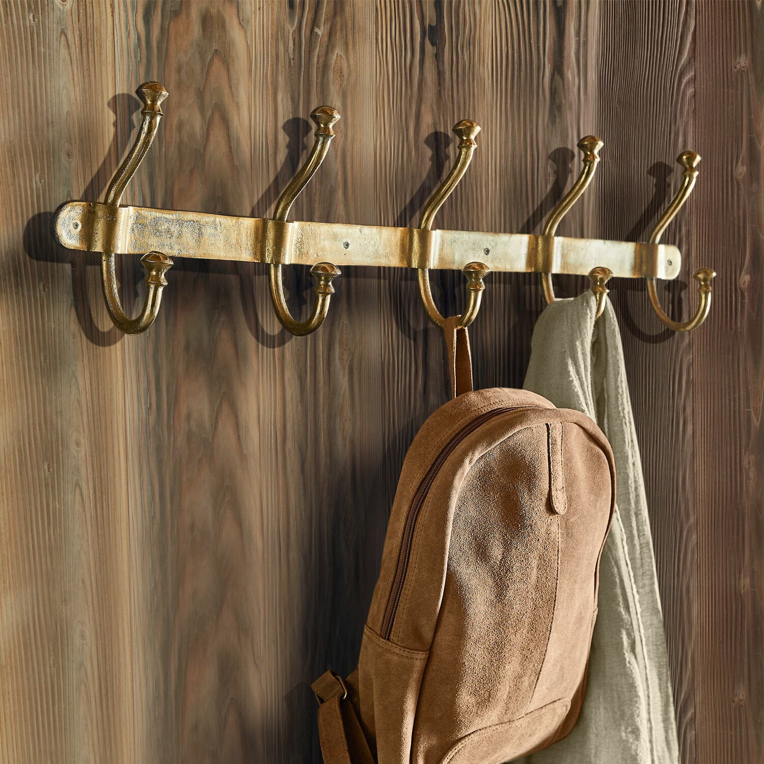 Gouden metalen wandkapstok met vijf haken, geschikt voor rugzak en kleding in de hal
