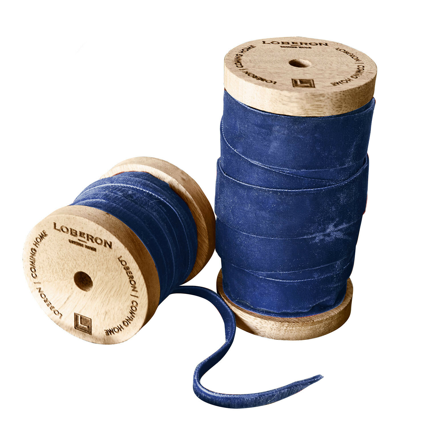 Set van twee donkerblauwe fluwelen linten op houten spoelen voor decoratie en knutselen