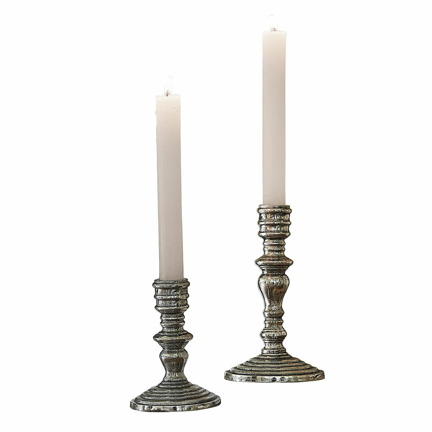 Kandelaar set van 2 Plenivo Set van twee metalen kandelaren in vintage stijl met witte kaarsen voor interieurdecoratie