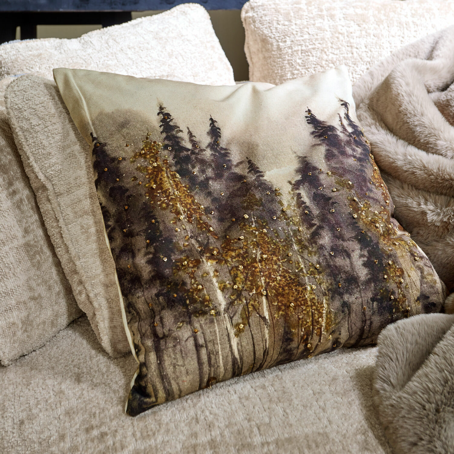 Kussenhoes Aurignac Decoratief kussen met bosprint en gouden pailletten op beige stof op bank