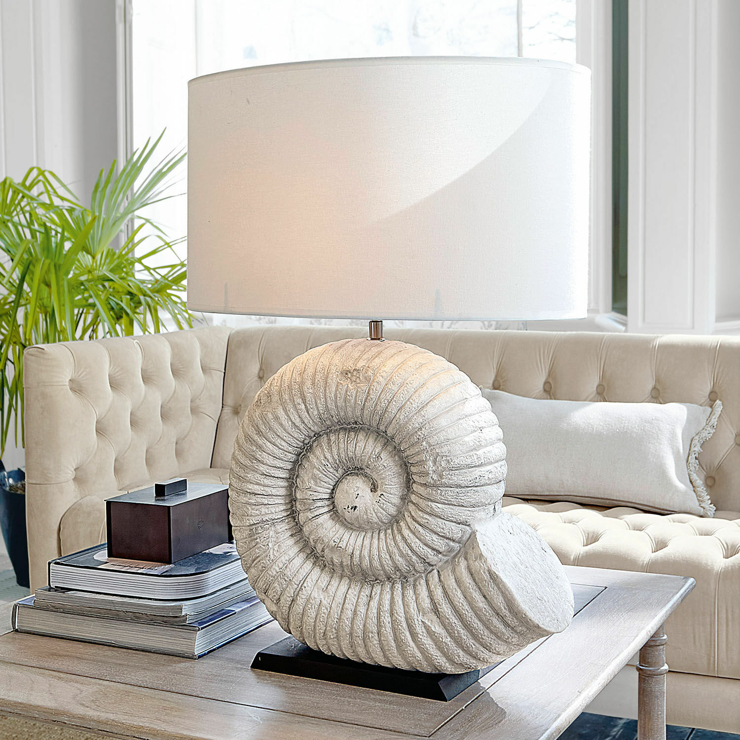 Tafellamp van wit steen in schelpvorm op zwarte voet voor woonkamer