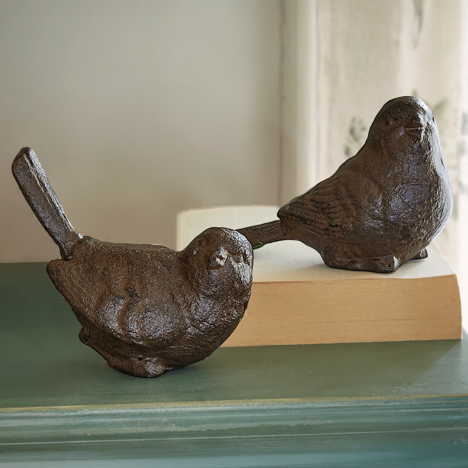 Siervogel set van 2 Birdy Twee decoratieve vogelbeelden van donker metaal op tafel, binnen- en buitendecoratie