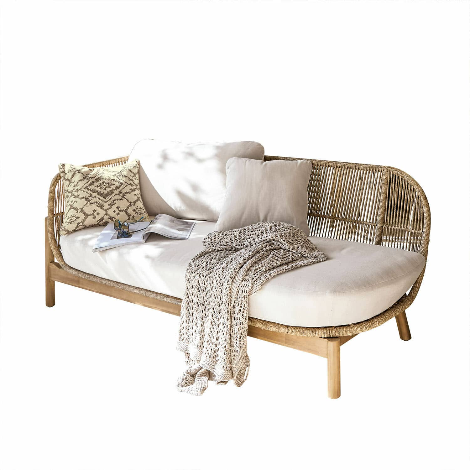 Chaise longue FSC®-100% Belvidere Rotan en houten bank met crèmekussens en gebreid deken voor gezellige woonkamer