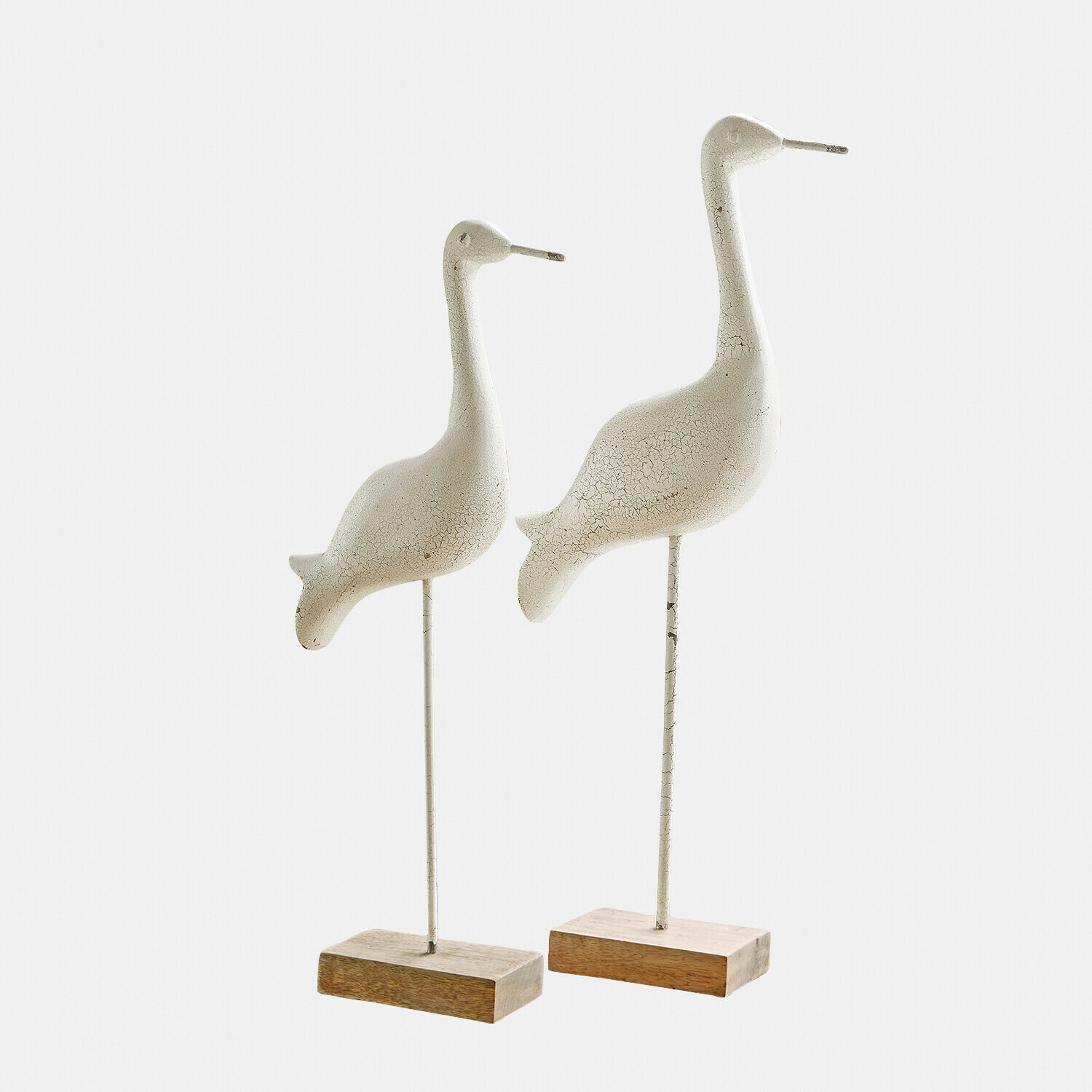 Decoratieve witte vogelbeelden van hout en metaal op houten voetjes voor binnen