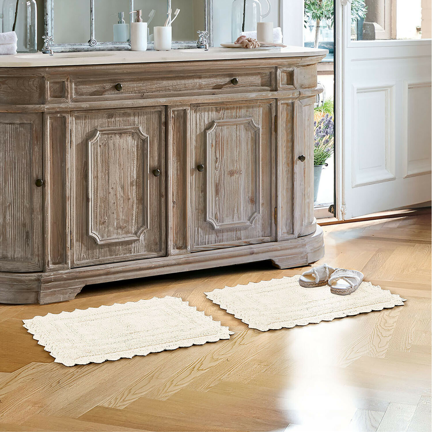 Badmat Yalexir Vintage houten kast met twee crèmekleurige vloerkleden op lichte vloer in lichte badkamer