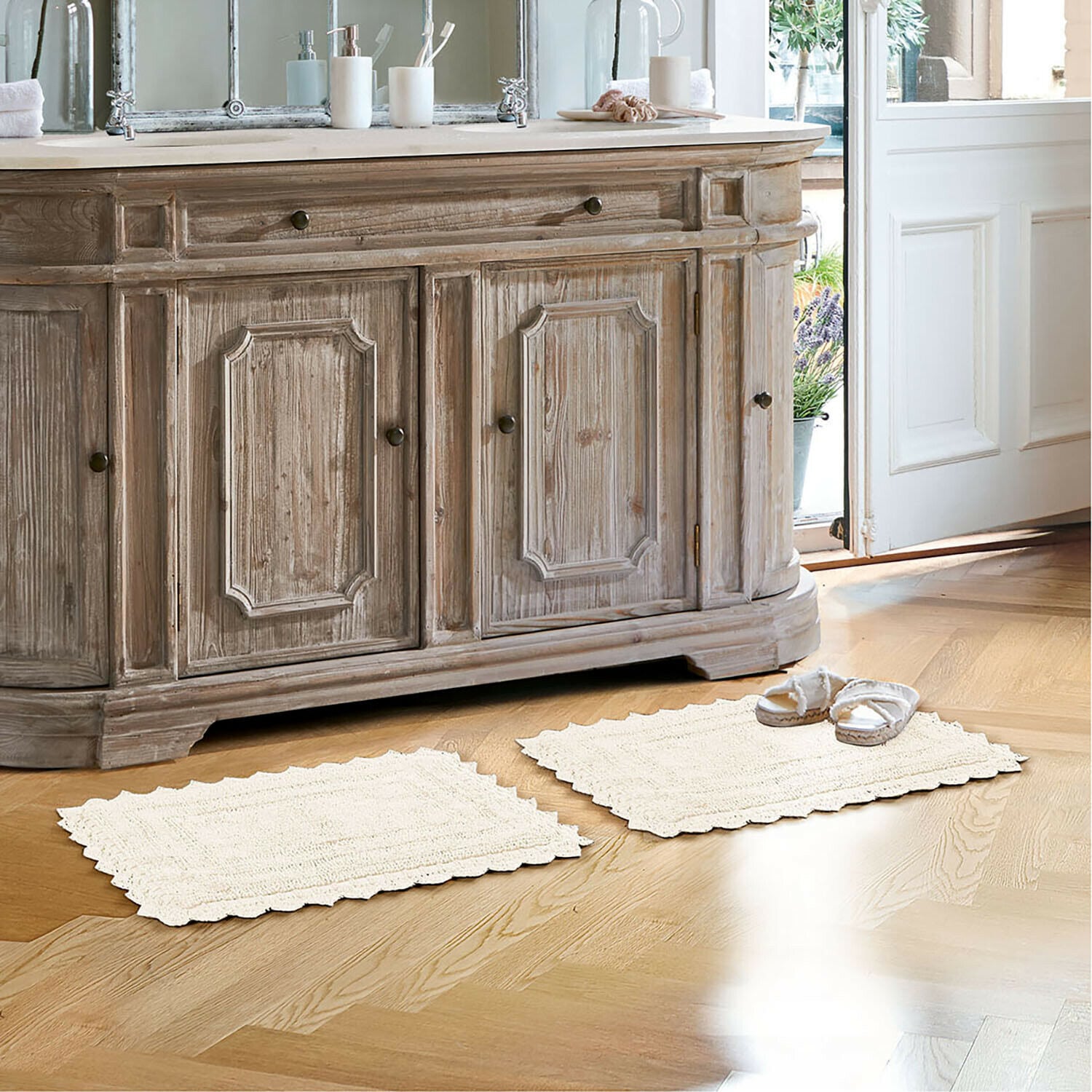 Badmat Yalexir Vintage houten kast met twee crèmekleurige vloerkleden op lichte vloer in lichte badkamer