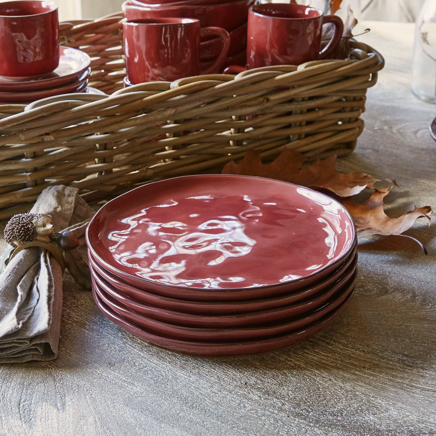 Dessertbordje set van 6 Biarré Set rode keramische borden op houten tafel met herfstdecoratie