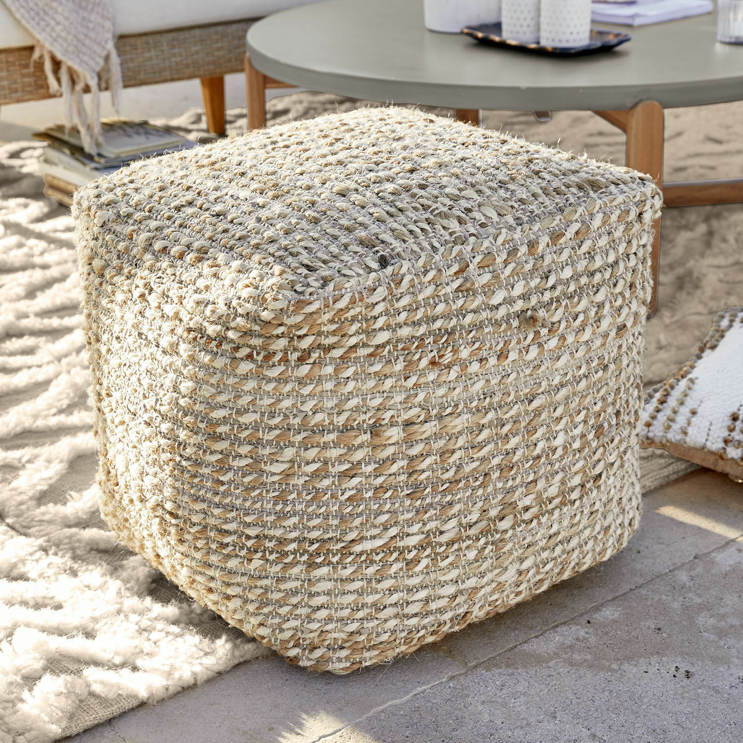 Poef Davin Vierkante poef van gevlochten natuurlijk materiaal in beige-crèmekleuren voor woonkamer